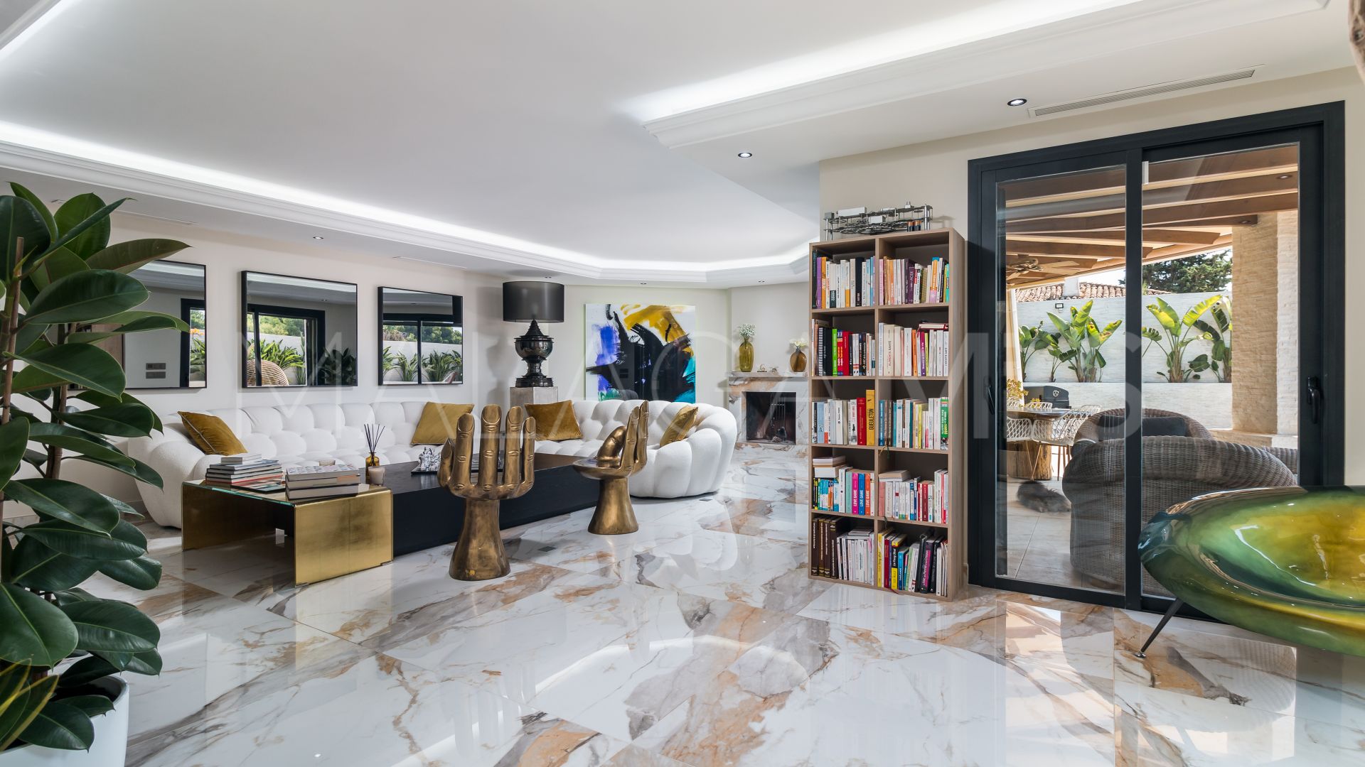 Villa for sale in Nueva Andalucia