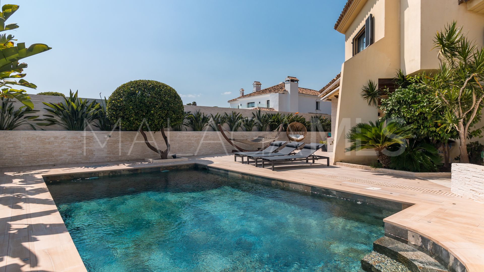 Villa for sale in Nueva Andalucia