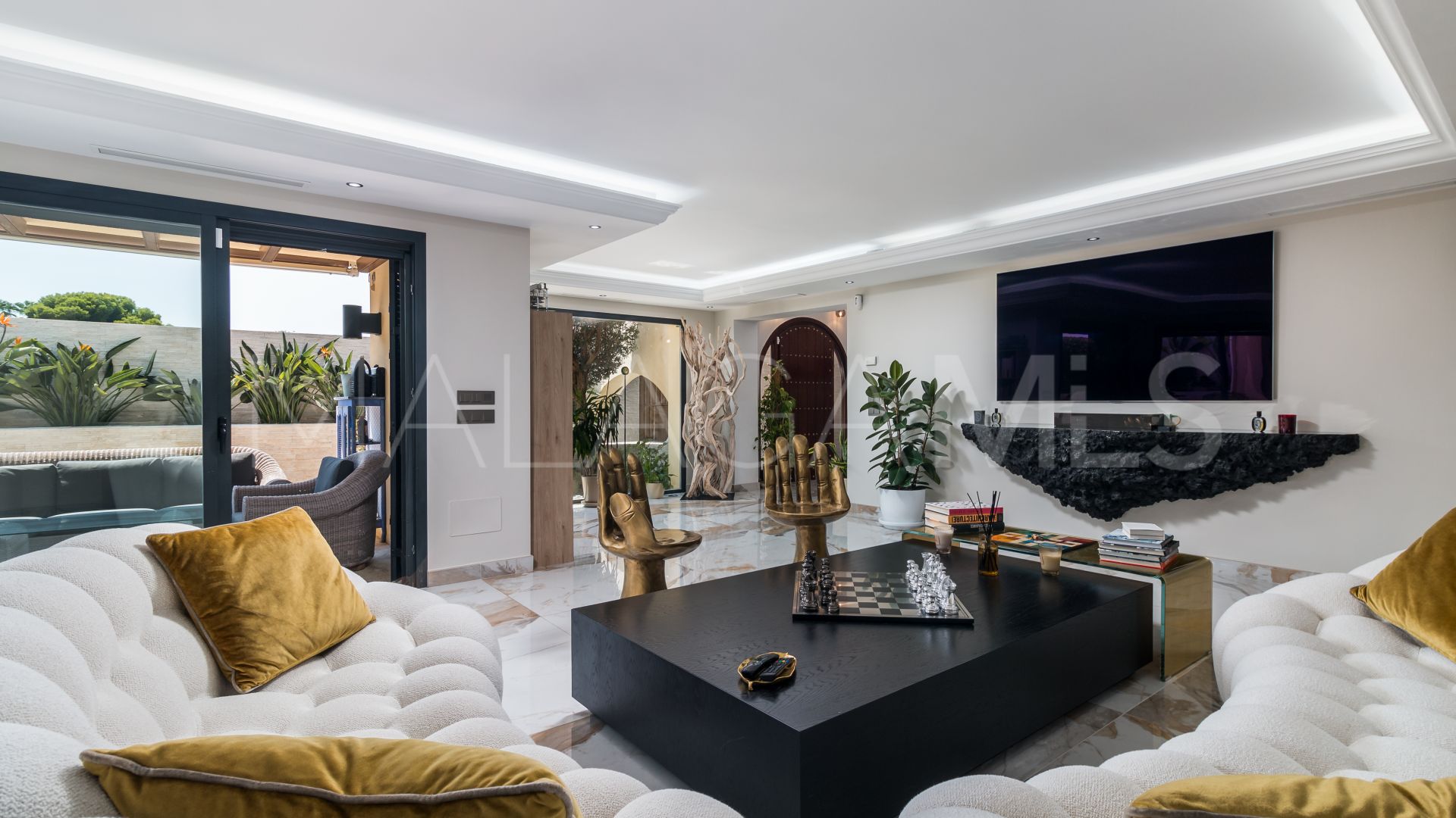 Villa for sale in Nueva Andalucia