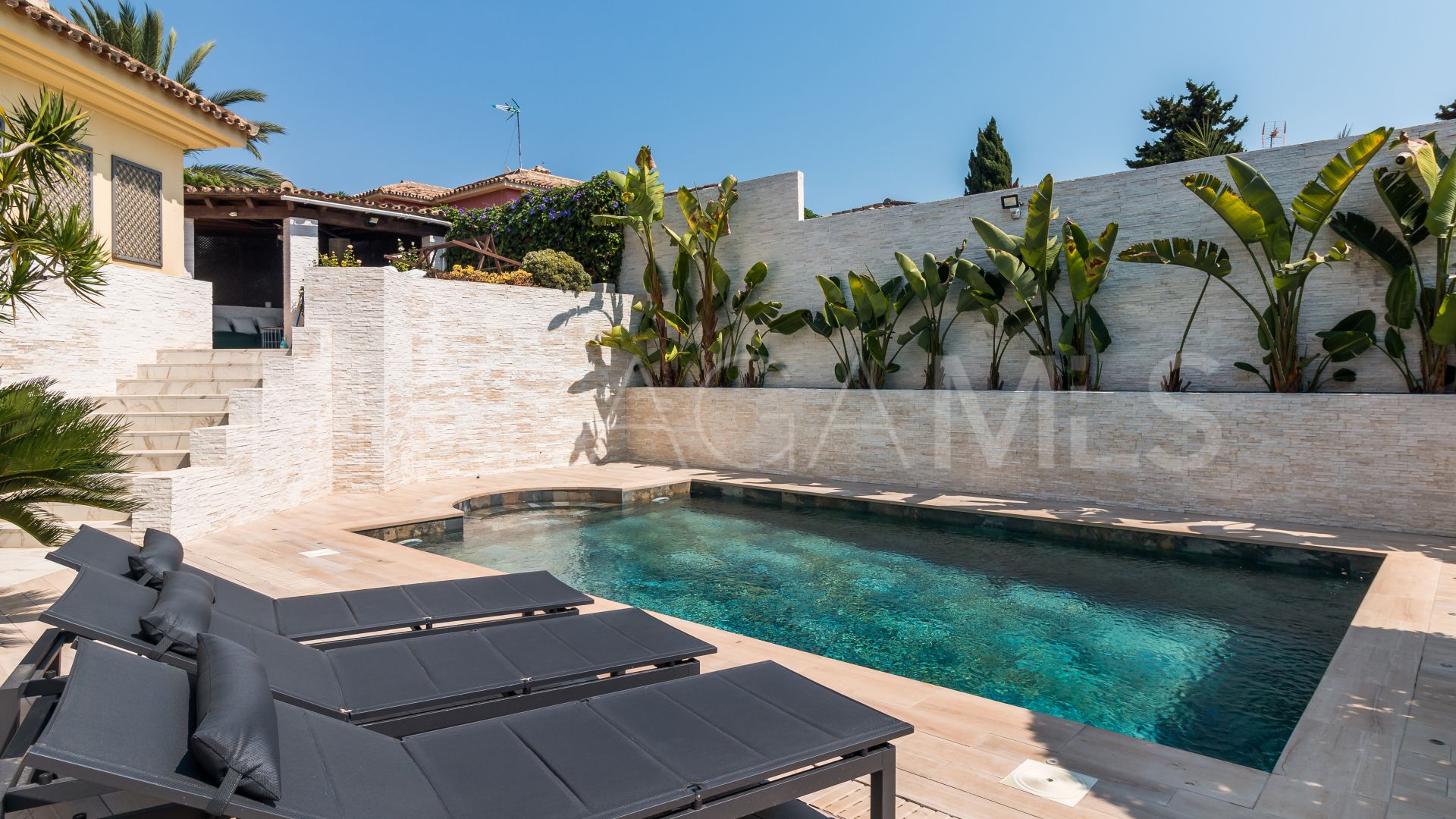 Villa for sale in Nueva Andalucia