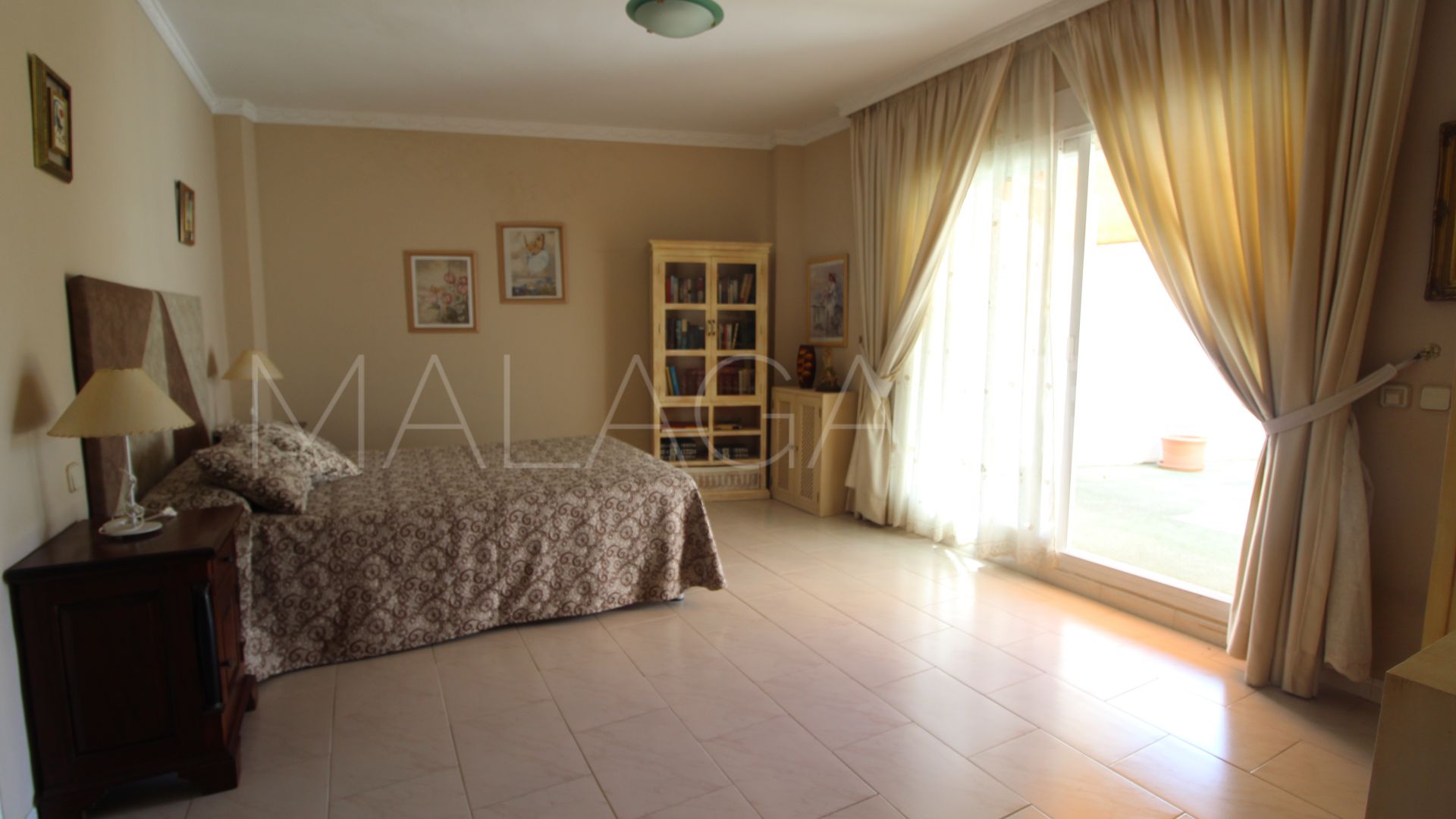 Villa for sale in Nueva Andalucia