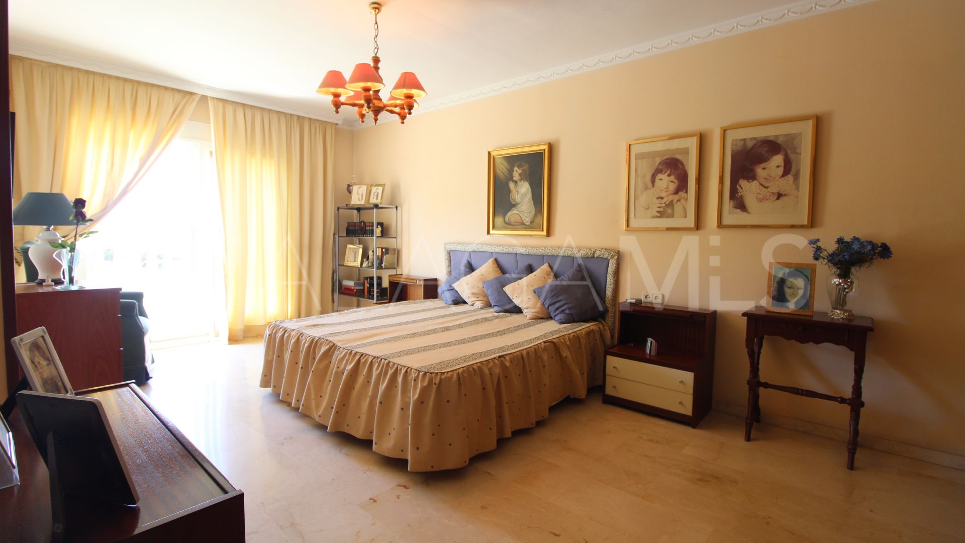 Villa for sale in Nueva Andalucia
