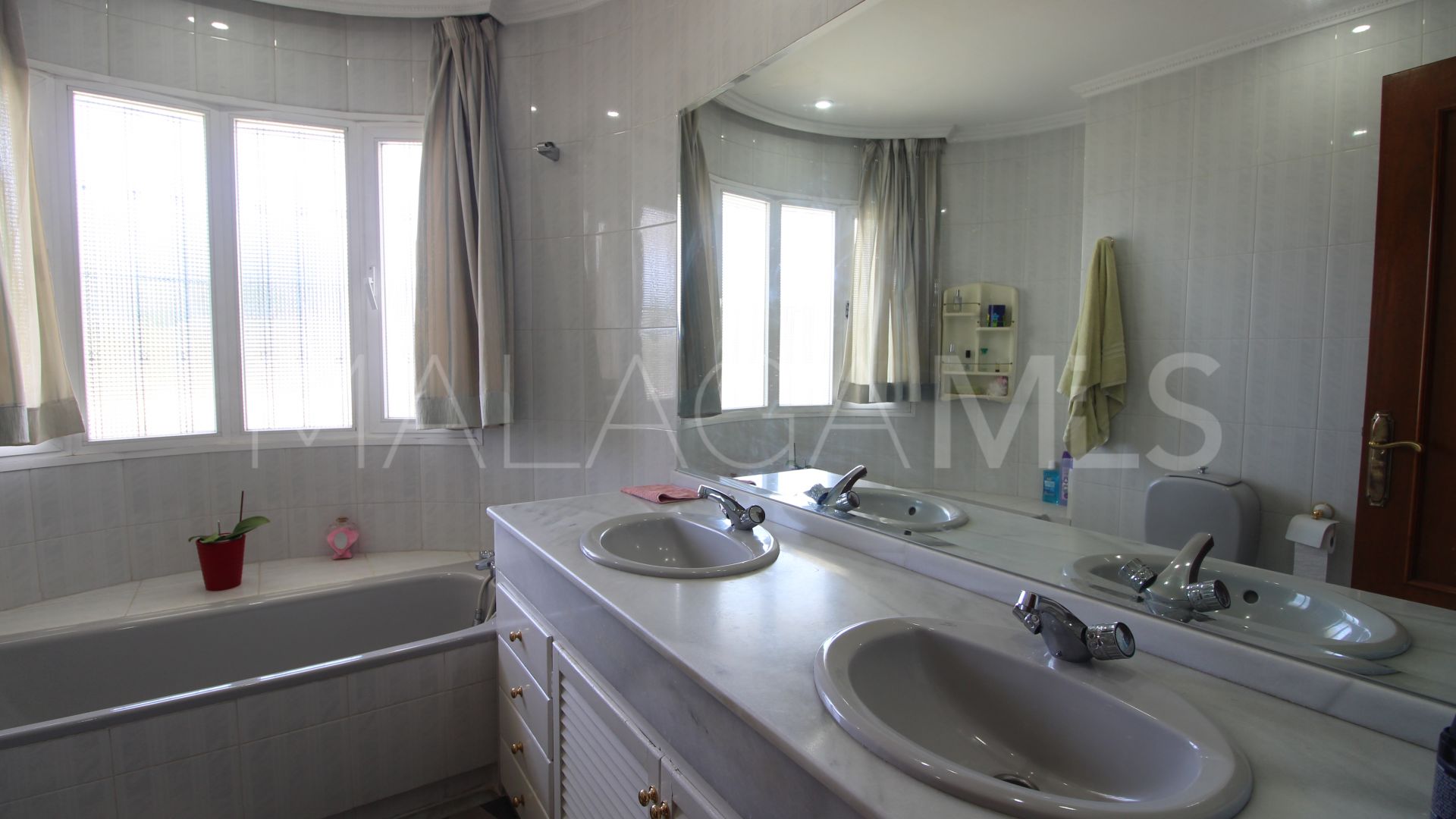 Villa for sale in Nueva Andalucia