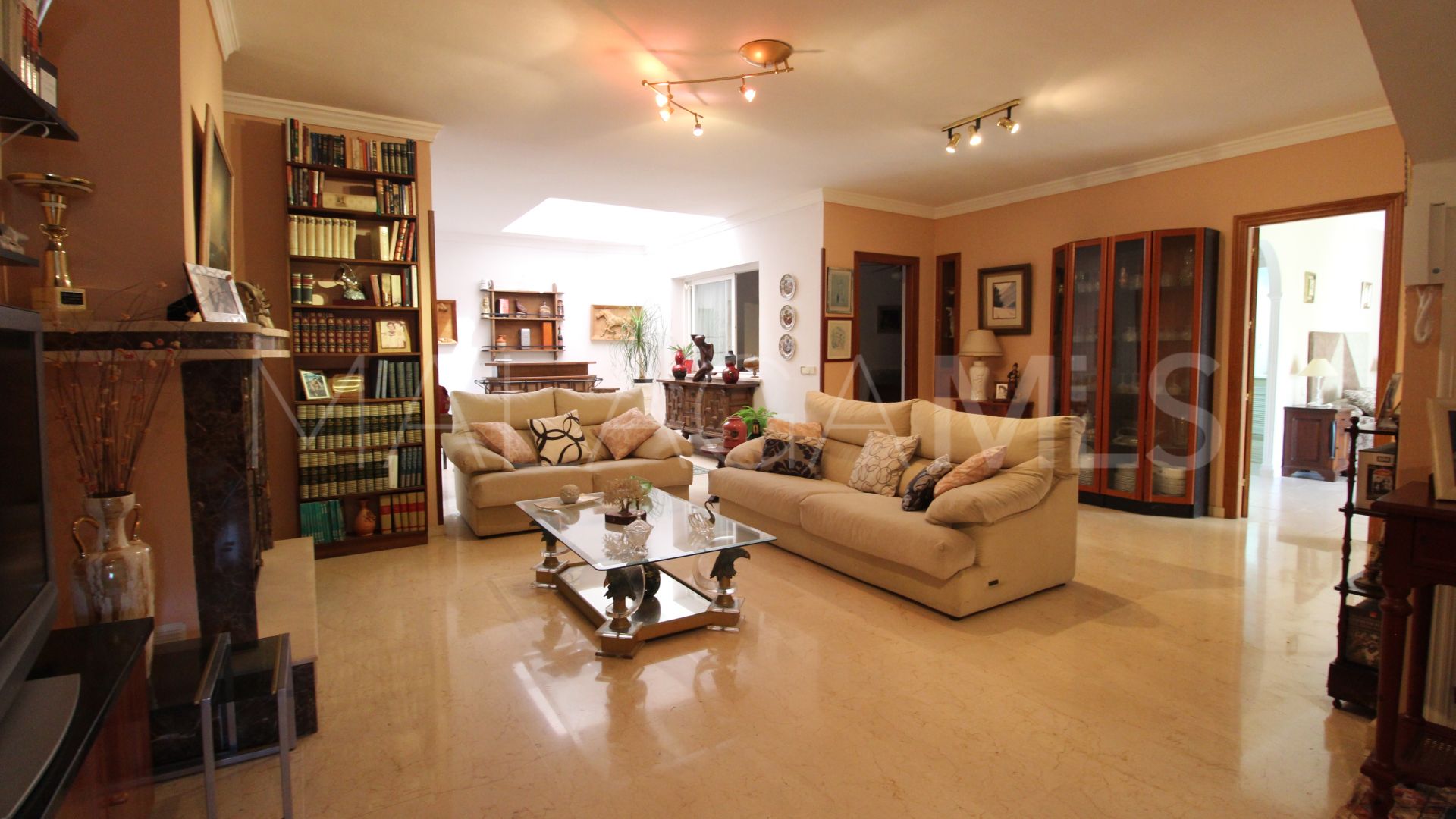 Villa for sale in Nueva Andalucia