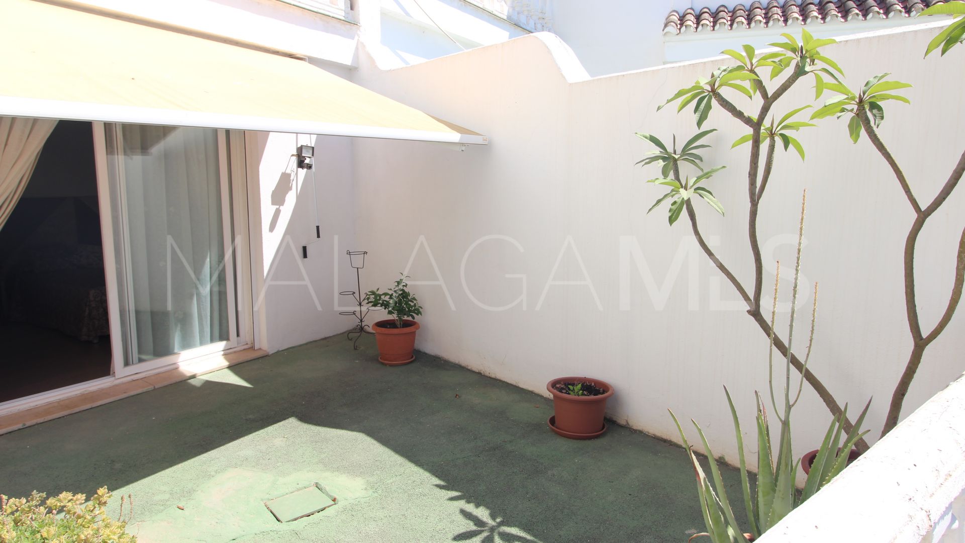 Villa for sale in Nueva Andalucia