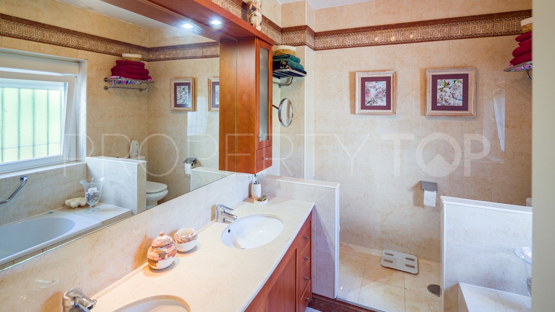 Casa en venta en Nueva Andalucia con 5 dormitorios
