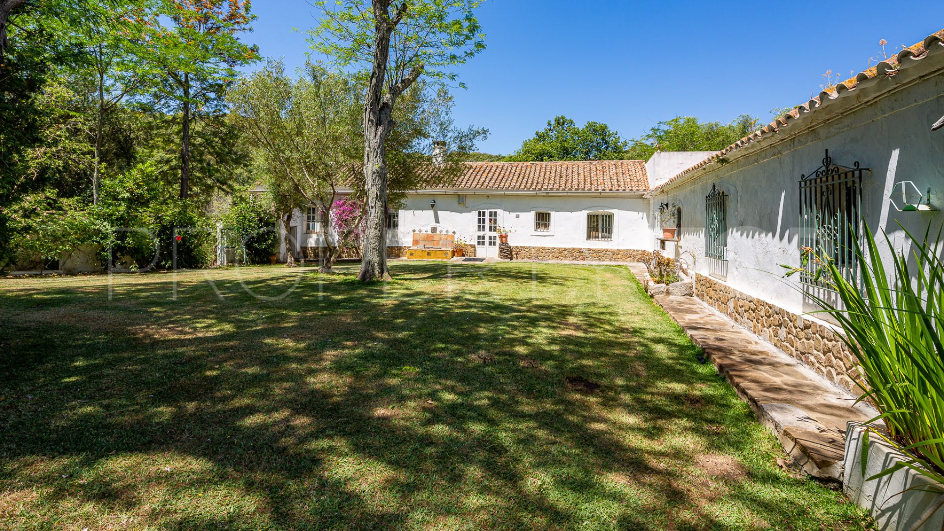 Gated community fincas for sale in Jimena de La Frontera