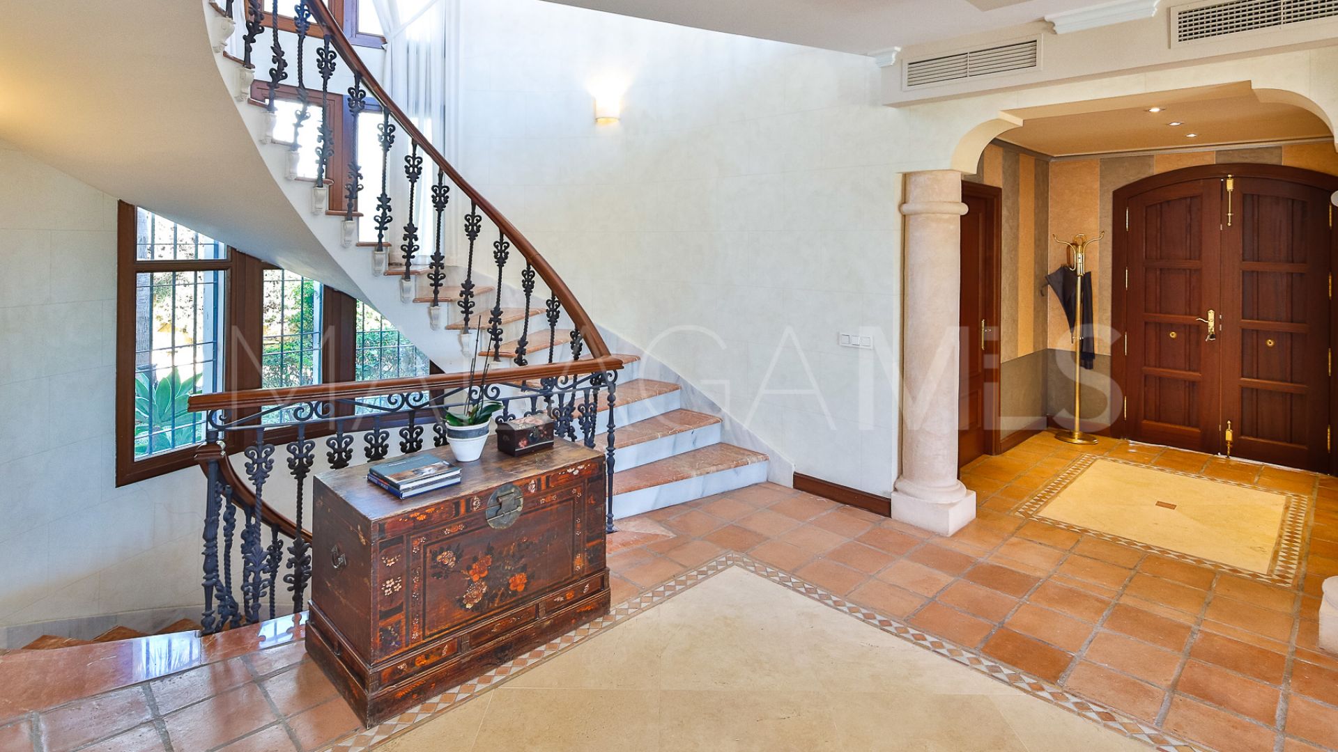 Villa with 5 bedrooms for sale in Nueva Andalucia