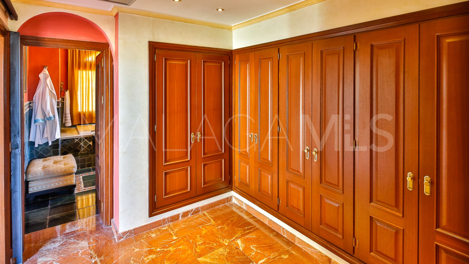 Villa with 5 bedrooms for sale in Nueva Andalucia