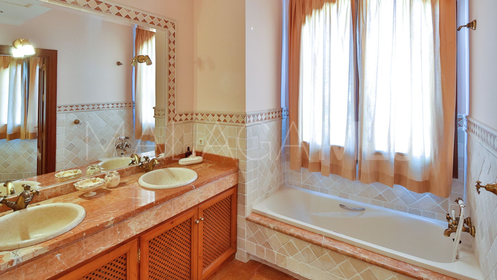 Villa with 5 bedrooms for sale in Nueva Andalucia