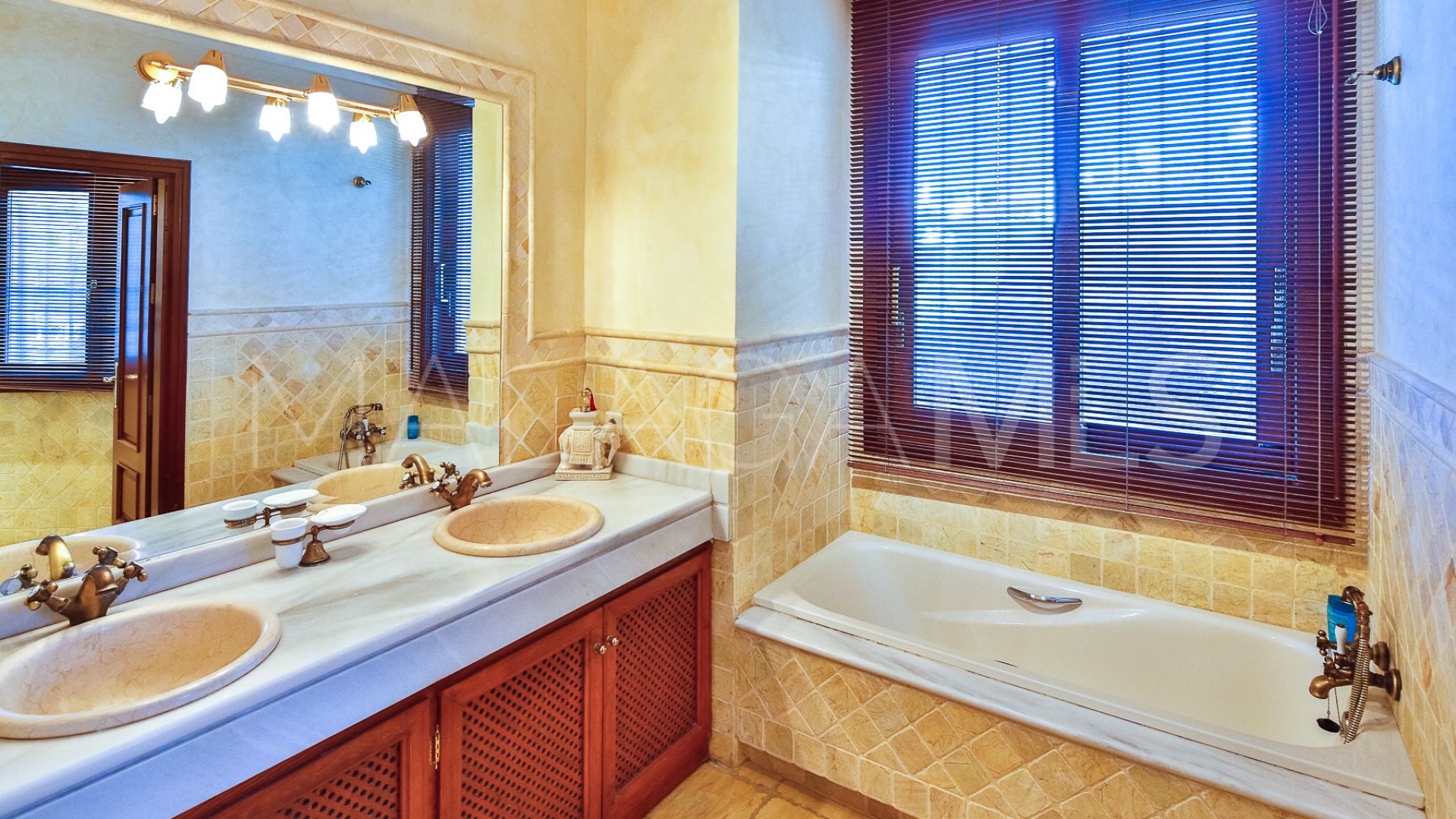 Villa with 5 bedrooms for sale in Nueva Andalucia