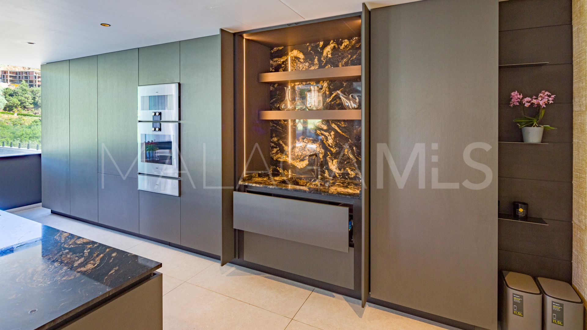 Villa for sale in Benahavis