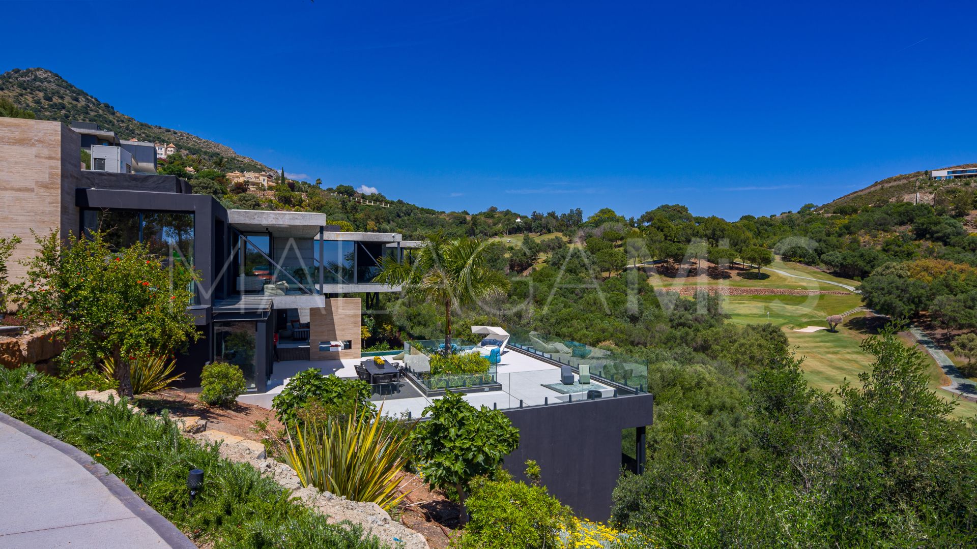 Villa for sale in Benahavis