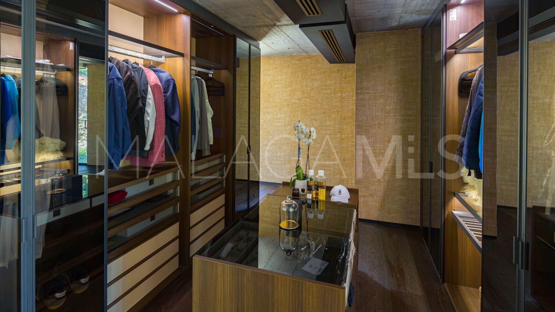 Villa for sale in Benahavis