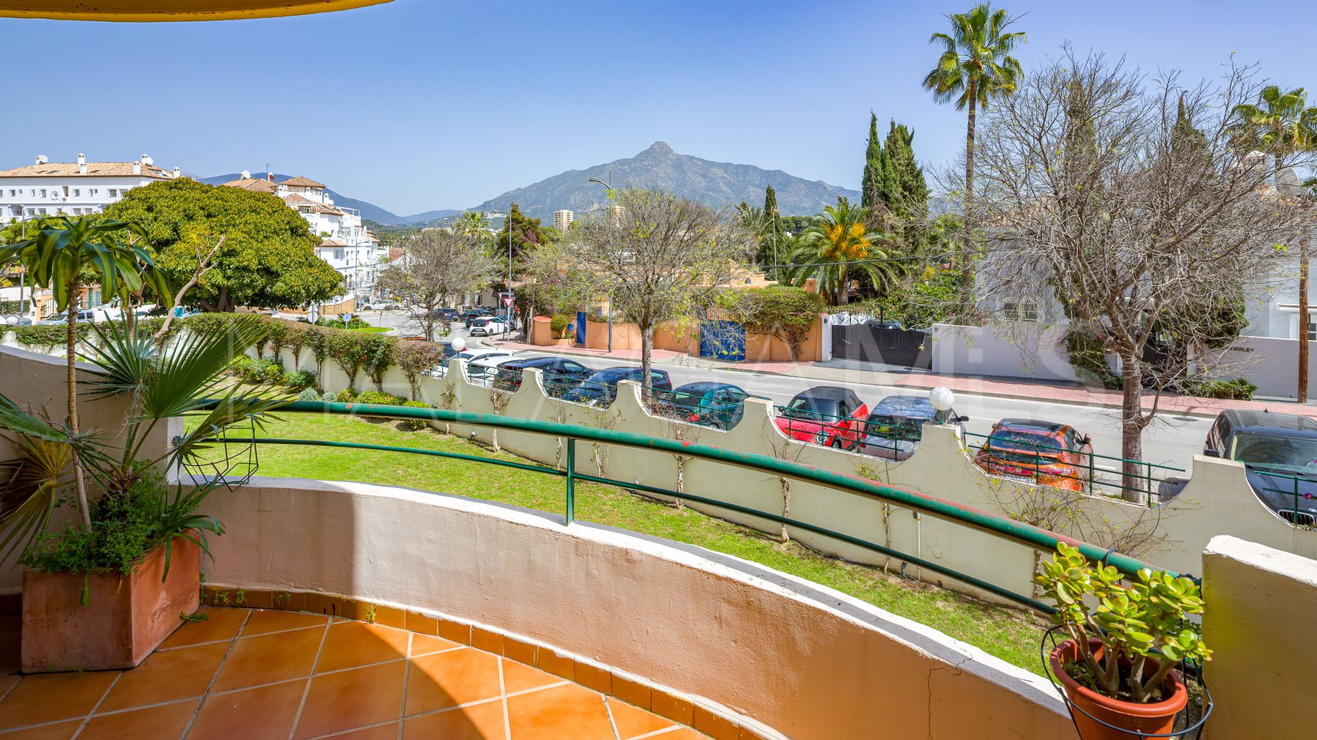 Ground floor duplex for sale in Nueva Andalucia
