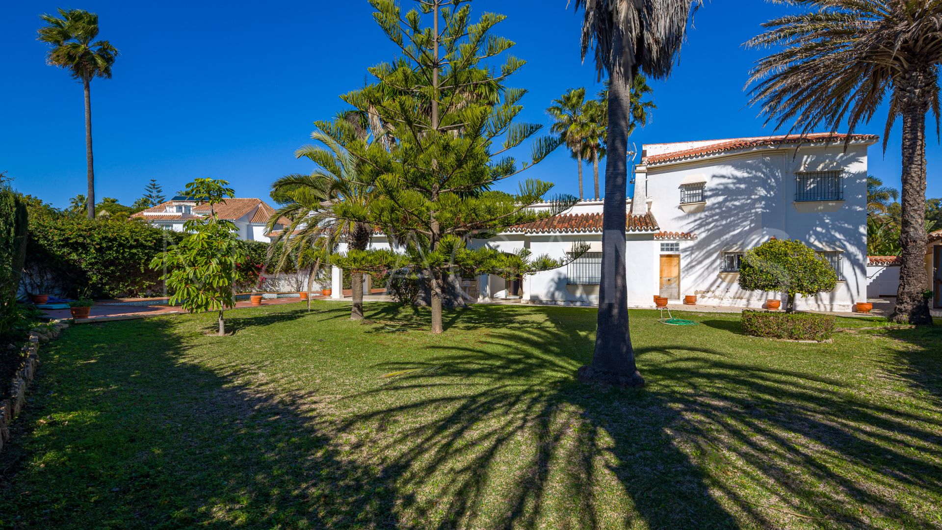 Villa for sale in Elviria Playa