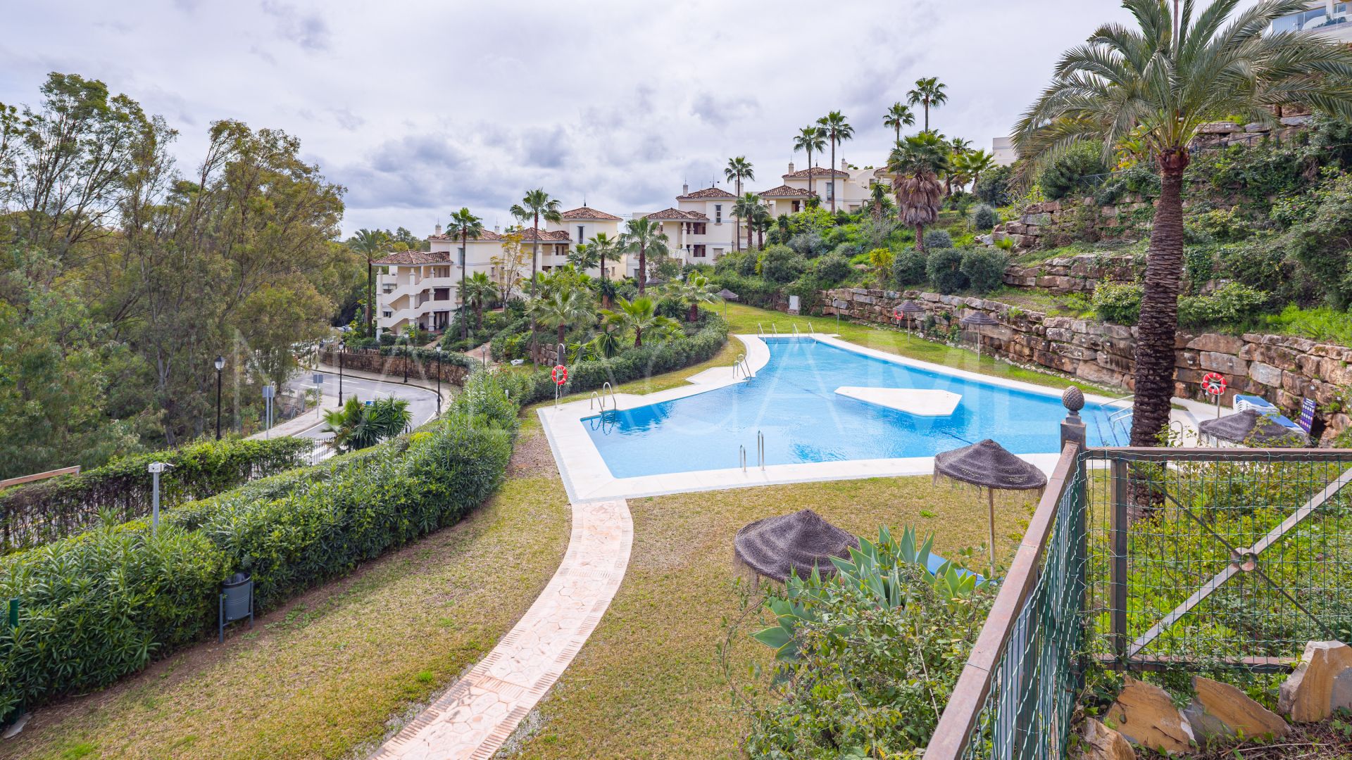 Markplanslägenhet for sale in Palacetes Los Belvederes