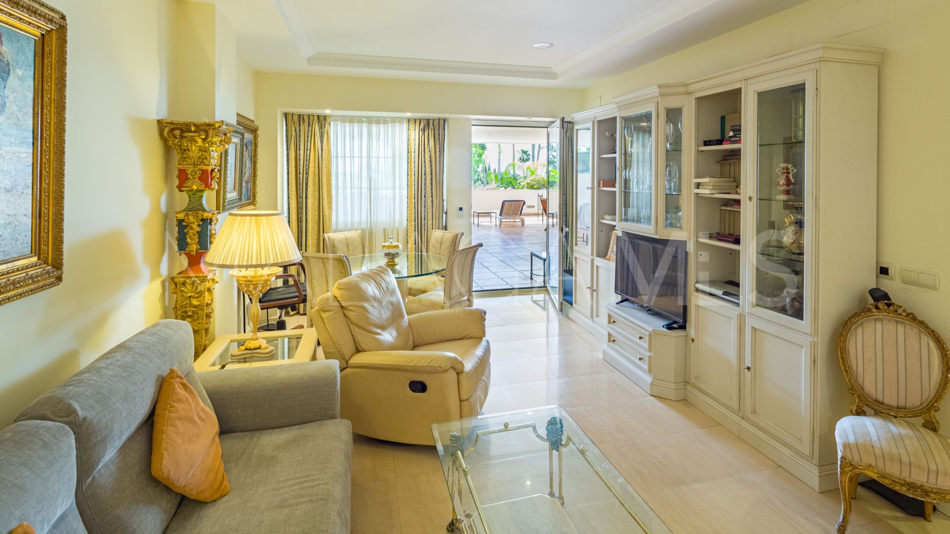 Buy apartment in Guadalpin Suites with 2 bedrooms