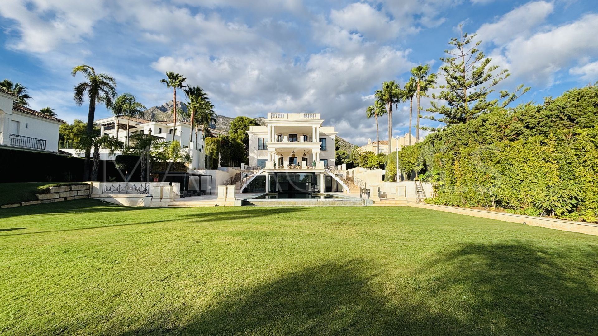 8 bedrooms Sierra Blanca villa for sale