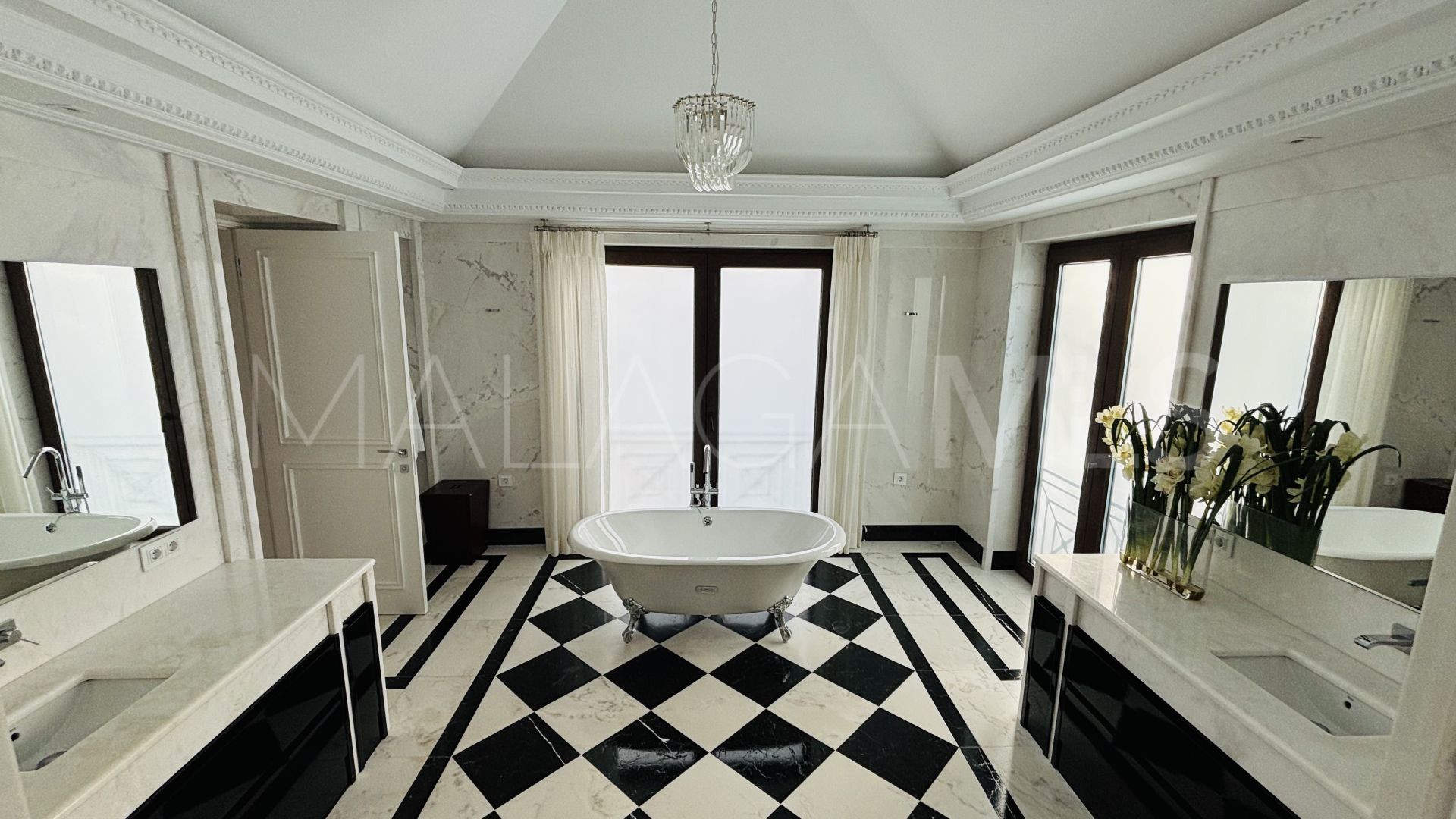 8 bedrooms Sierra Blanca villa for sale