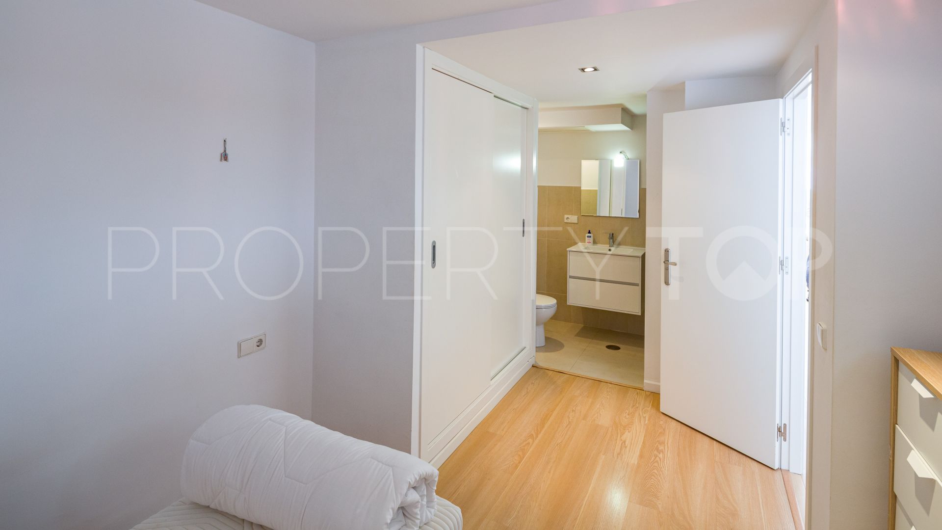 Se vende apartamento de 2 dormitorios en Marbella - Puerto Banus