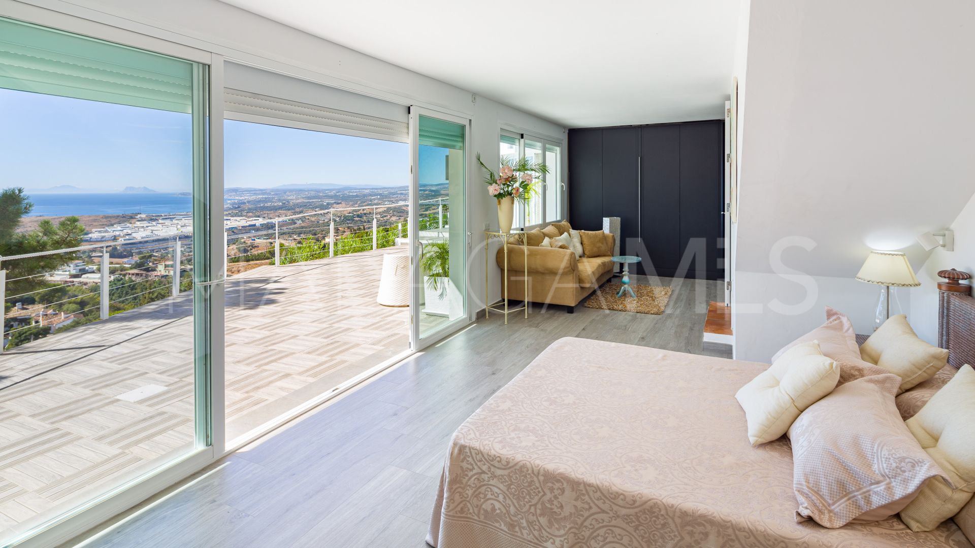 Villa for sale in Estepona