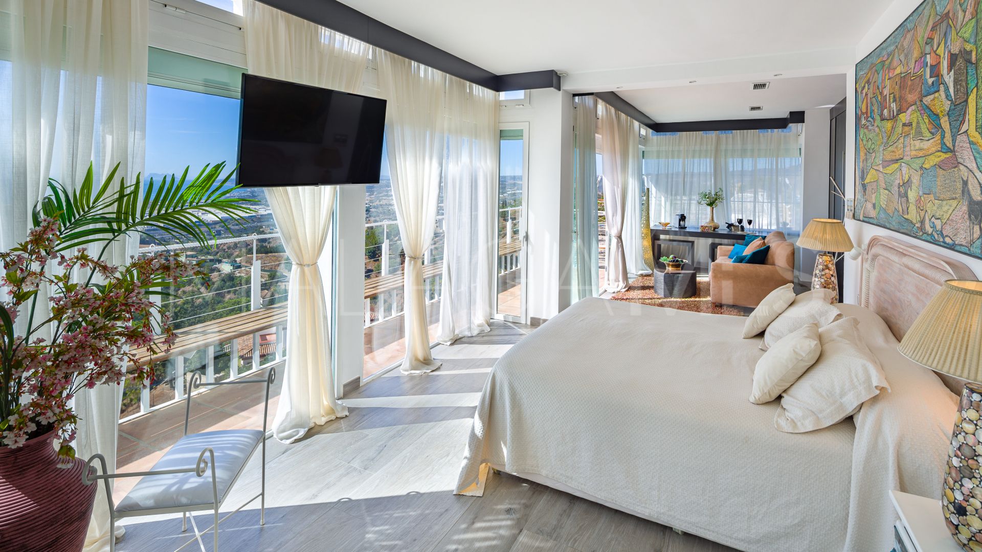 Villa for sale in Estepona