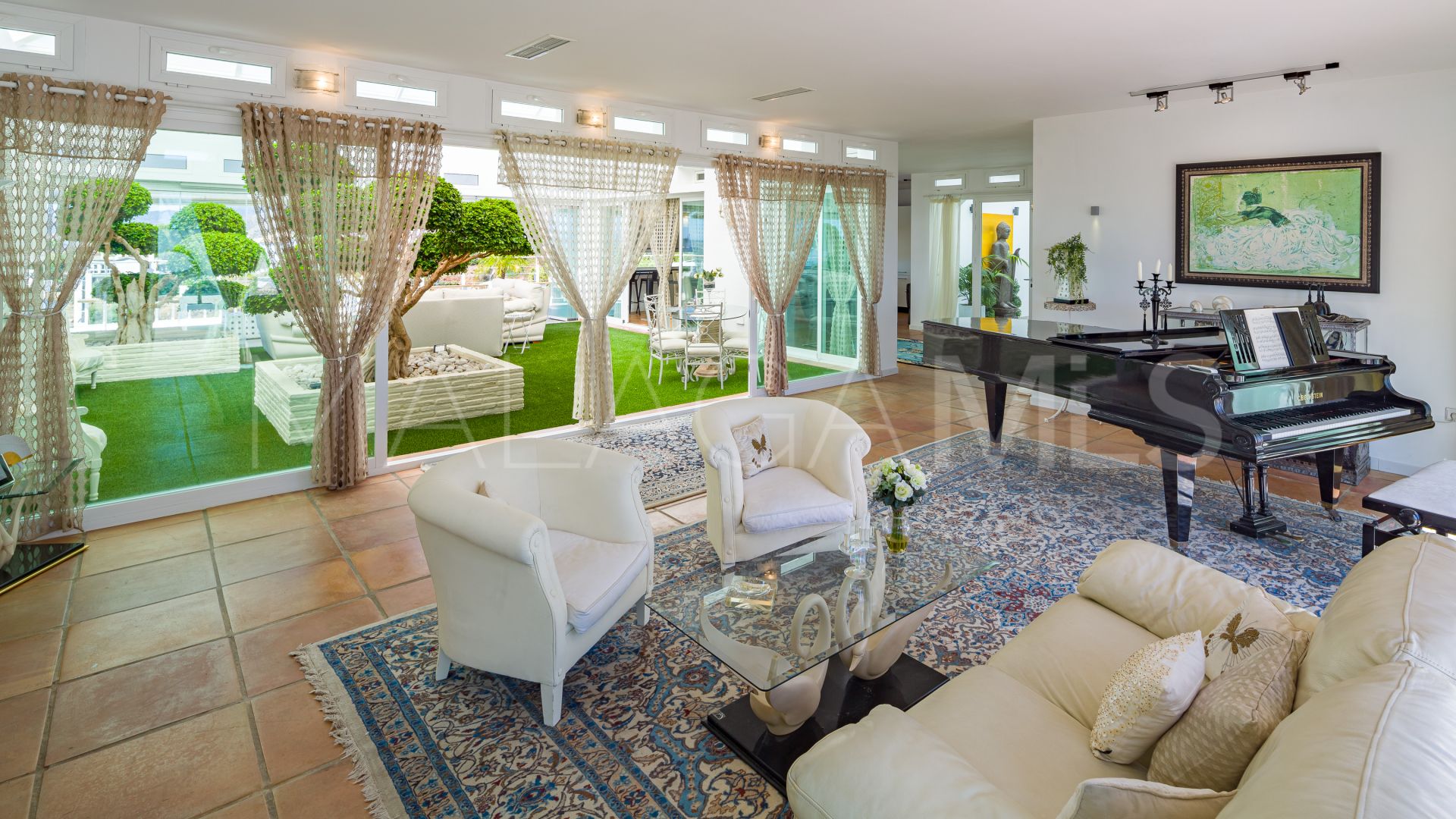 Villa for sale in Estepona