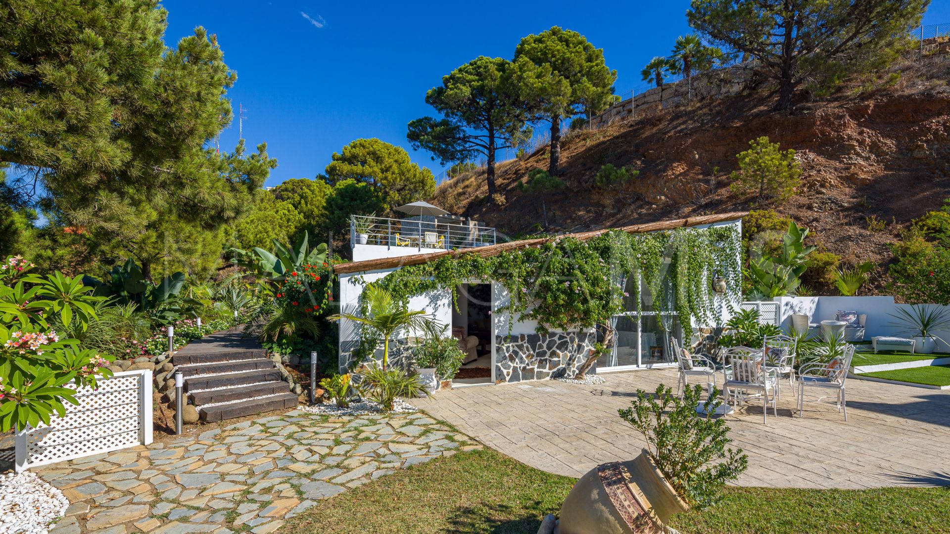 Villa for sale in Estepona
