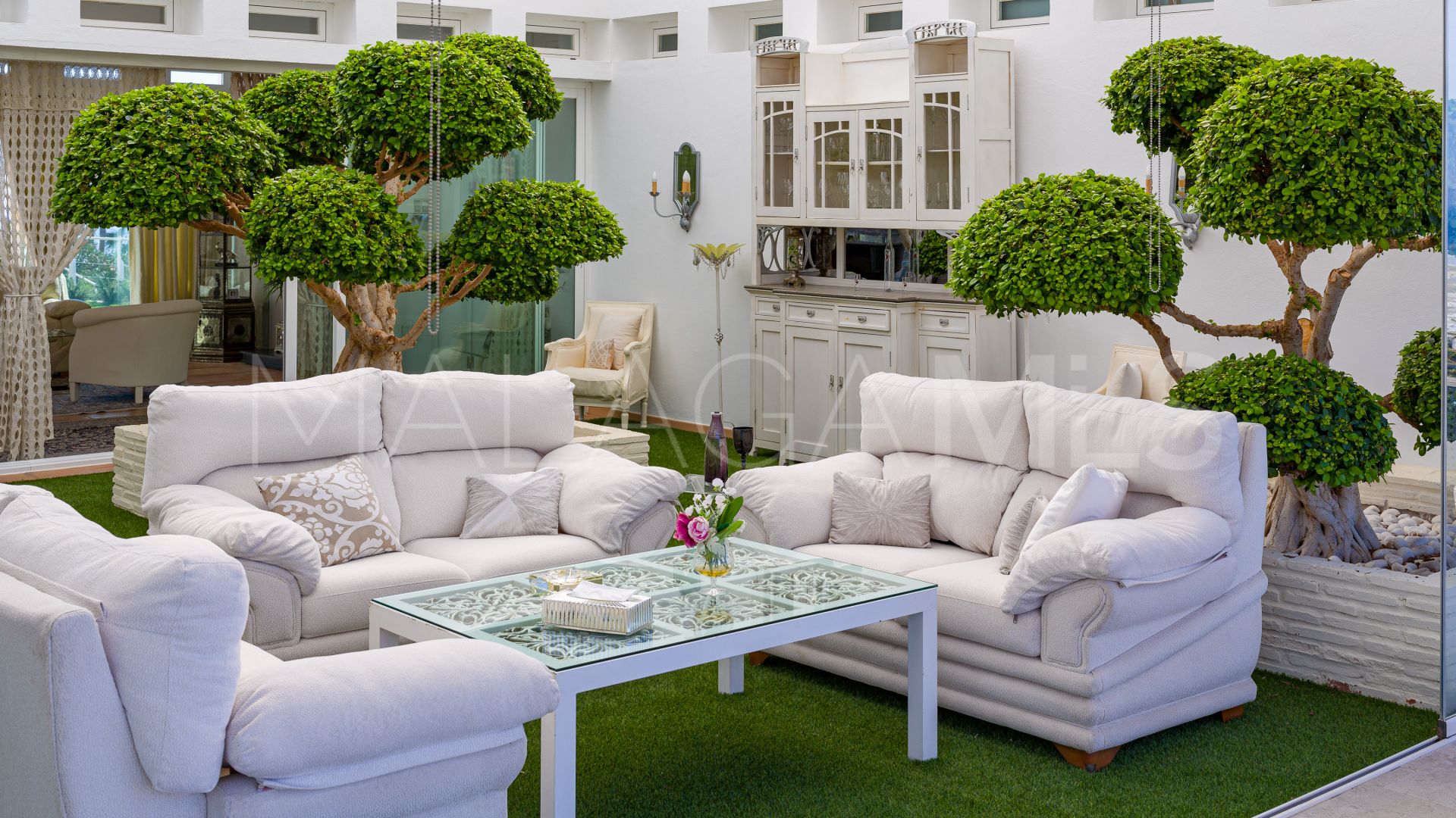 Villa for sale in Estepona