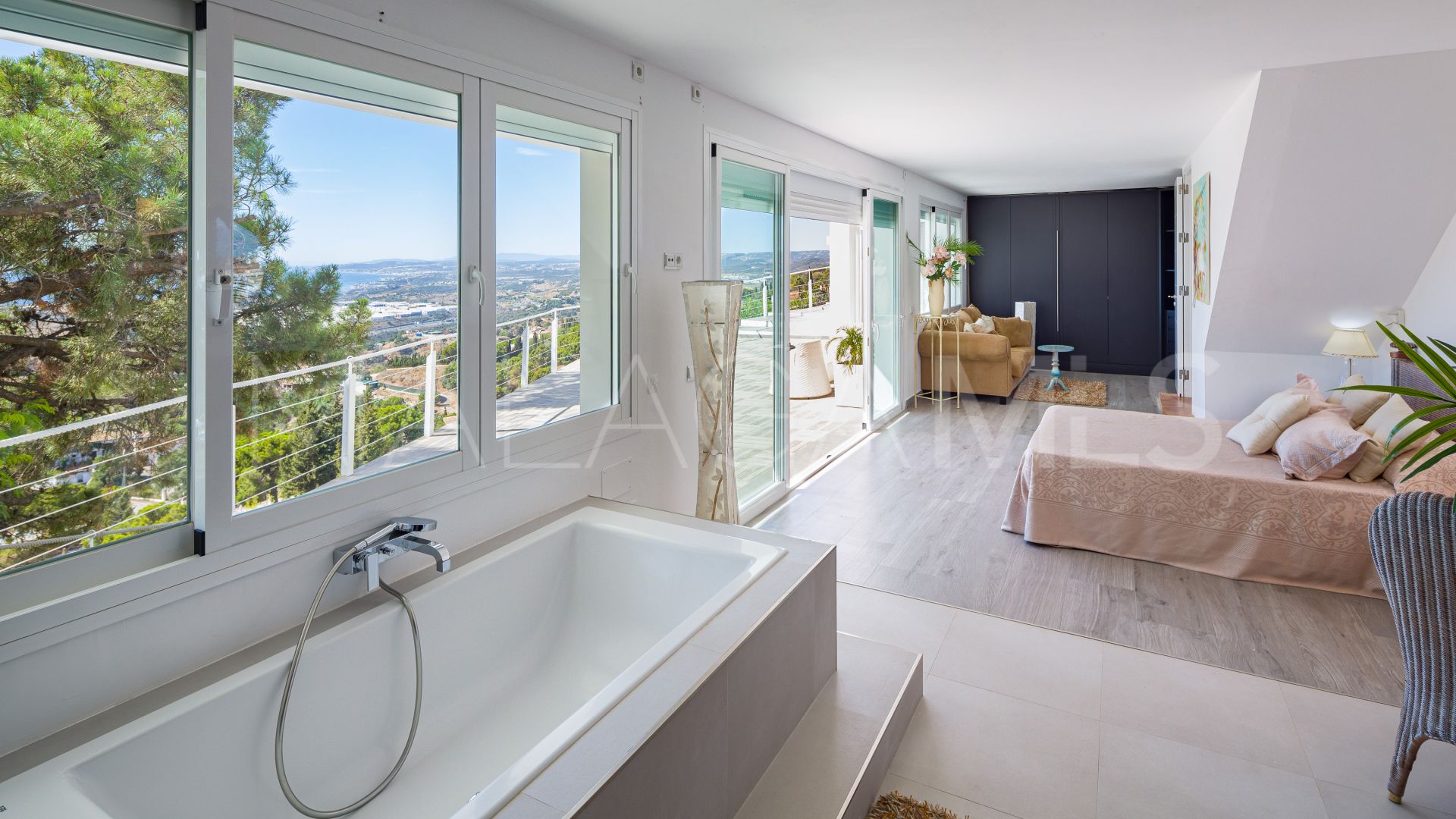 Villa for sale in Estepona