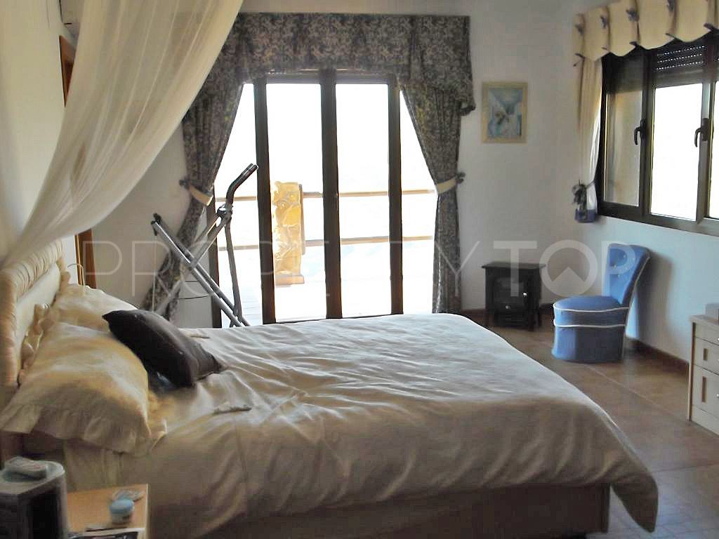 Granada, finca con 4 dormitorios en venta