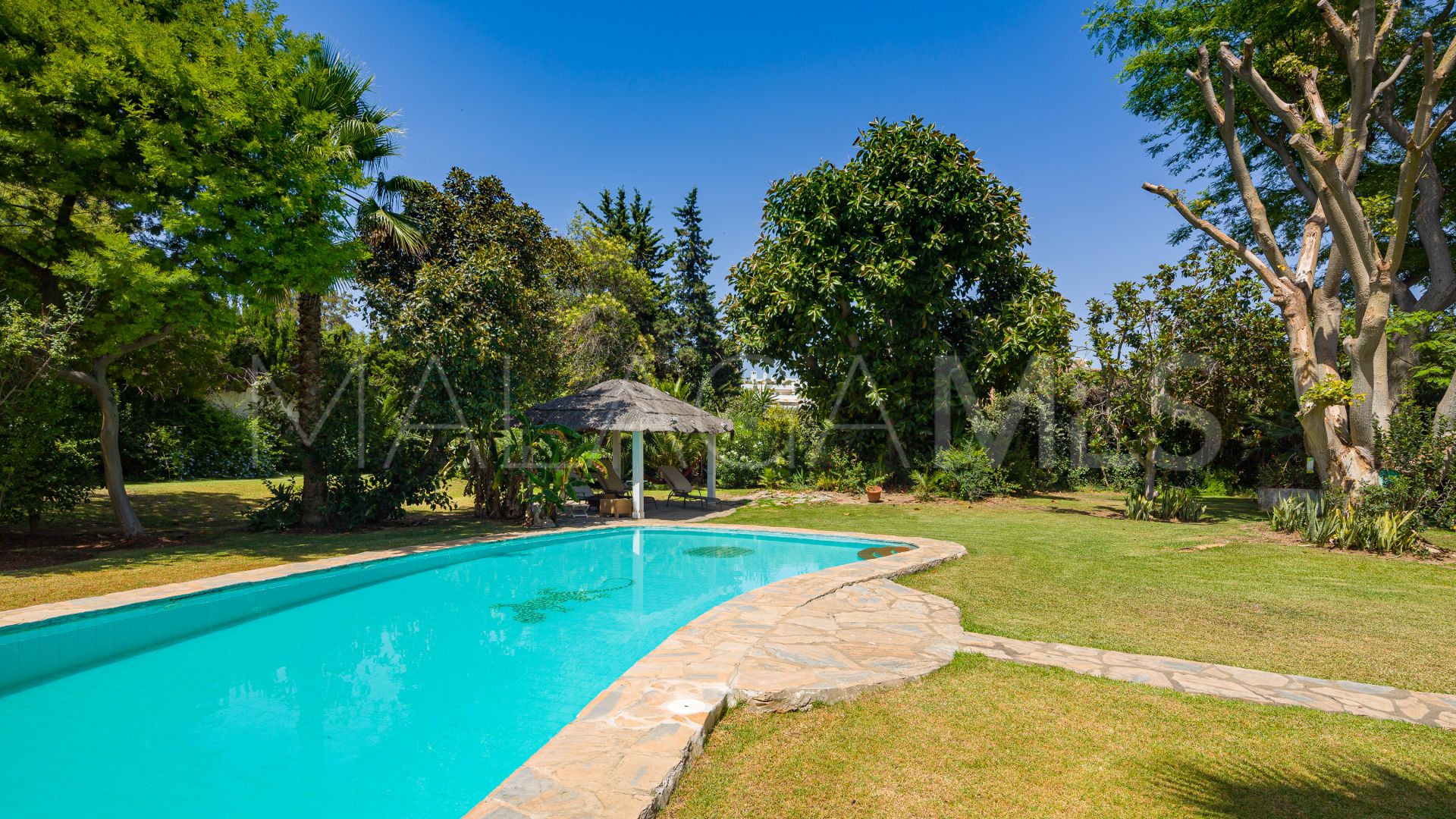 Villa for sale in Guadalmina Baja