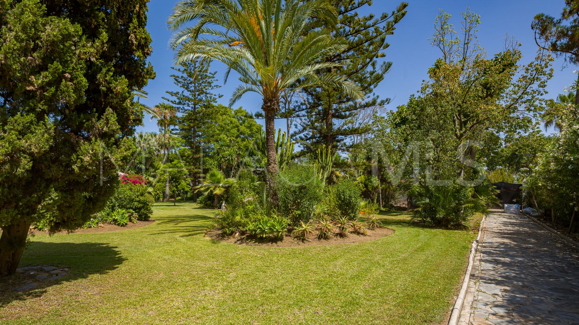 Villa for sale in Guadalmina Baja