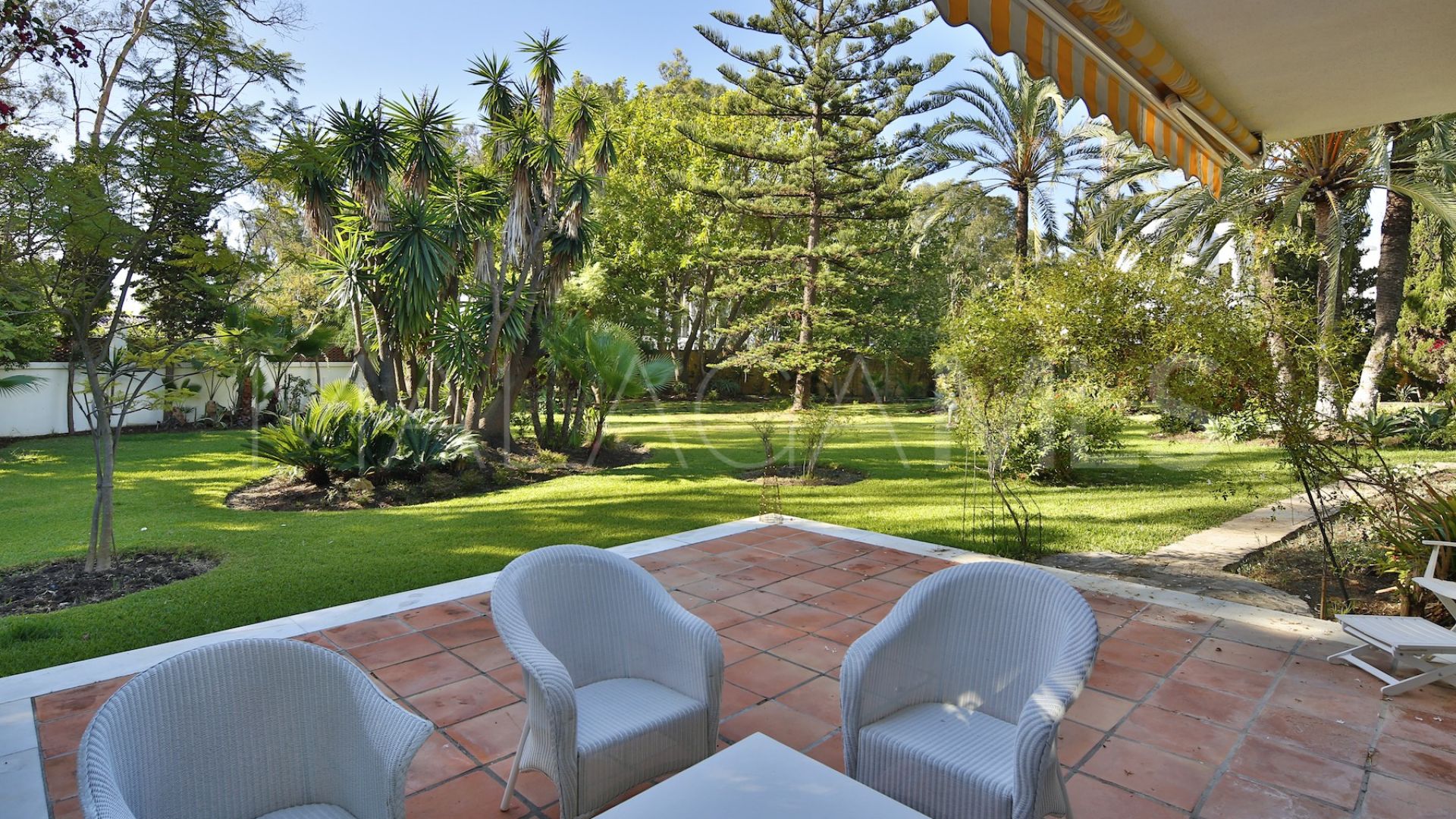 Villa for sale in Guadalmina Baja