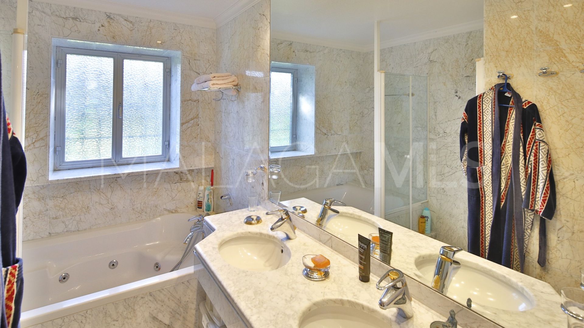 Villa for sale in Guadalmina Baja