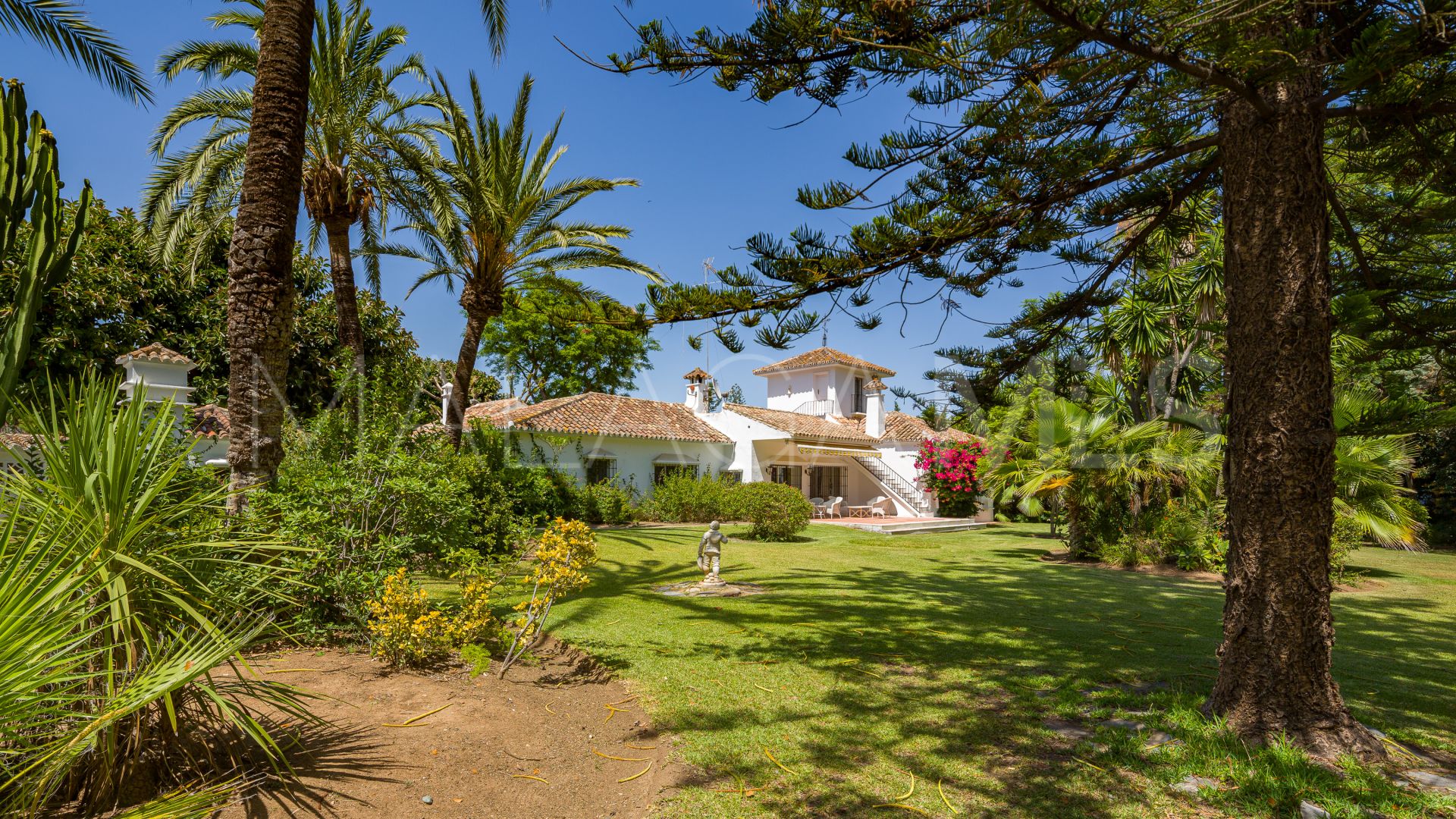Villa for sale in Guadalmina Baja