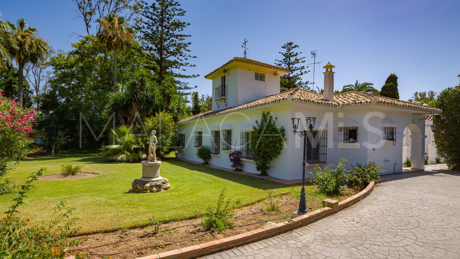 Villa for sale in Guadalmina Baja