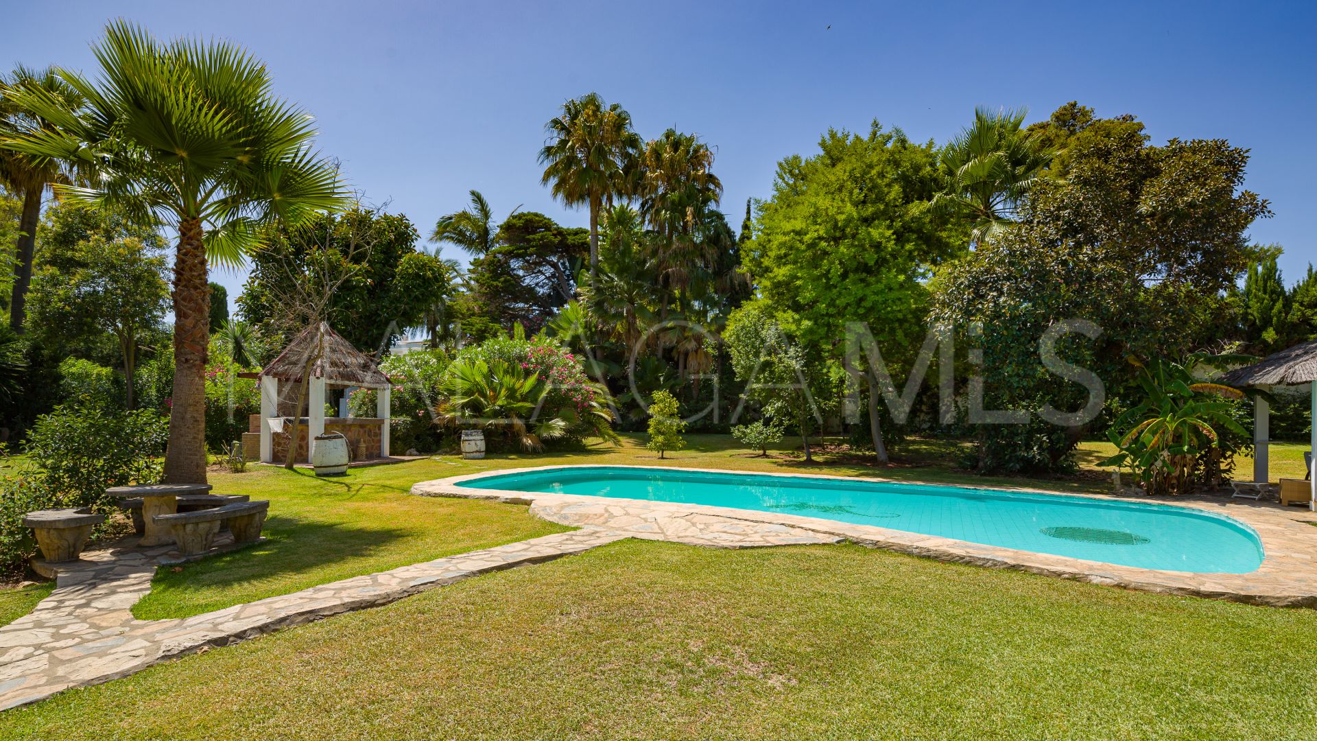 Villa for sale in Guadalmina Baja