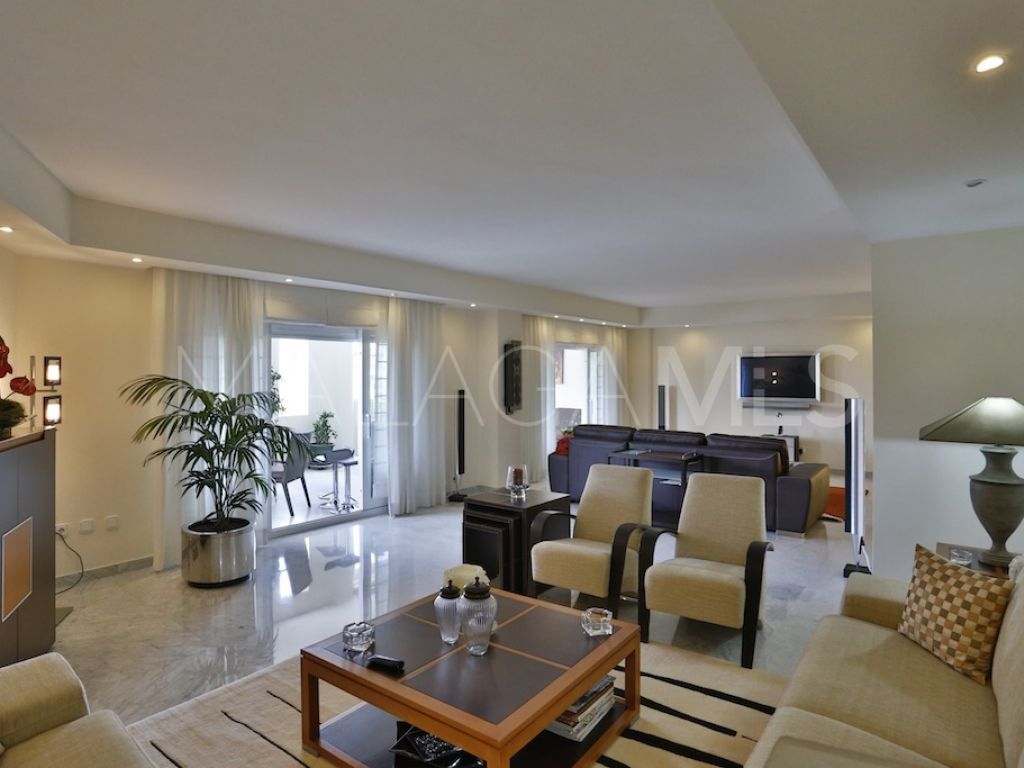 Se vende apartamento in Playas del Duque with 3 bedrooms