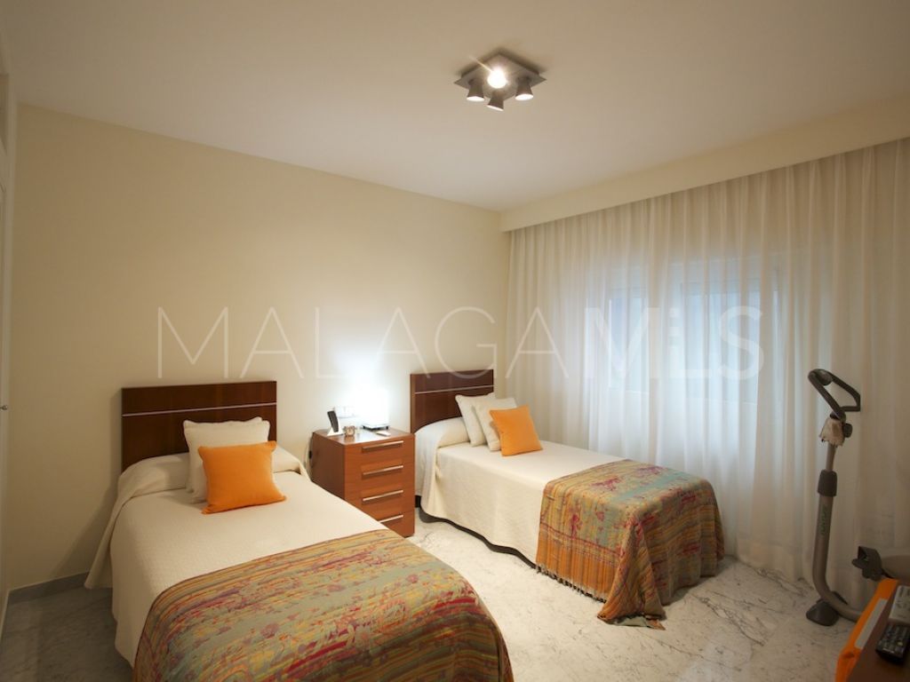 Se vende apartamento in Playas del Duque with 3 bedrooms