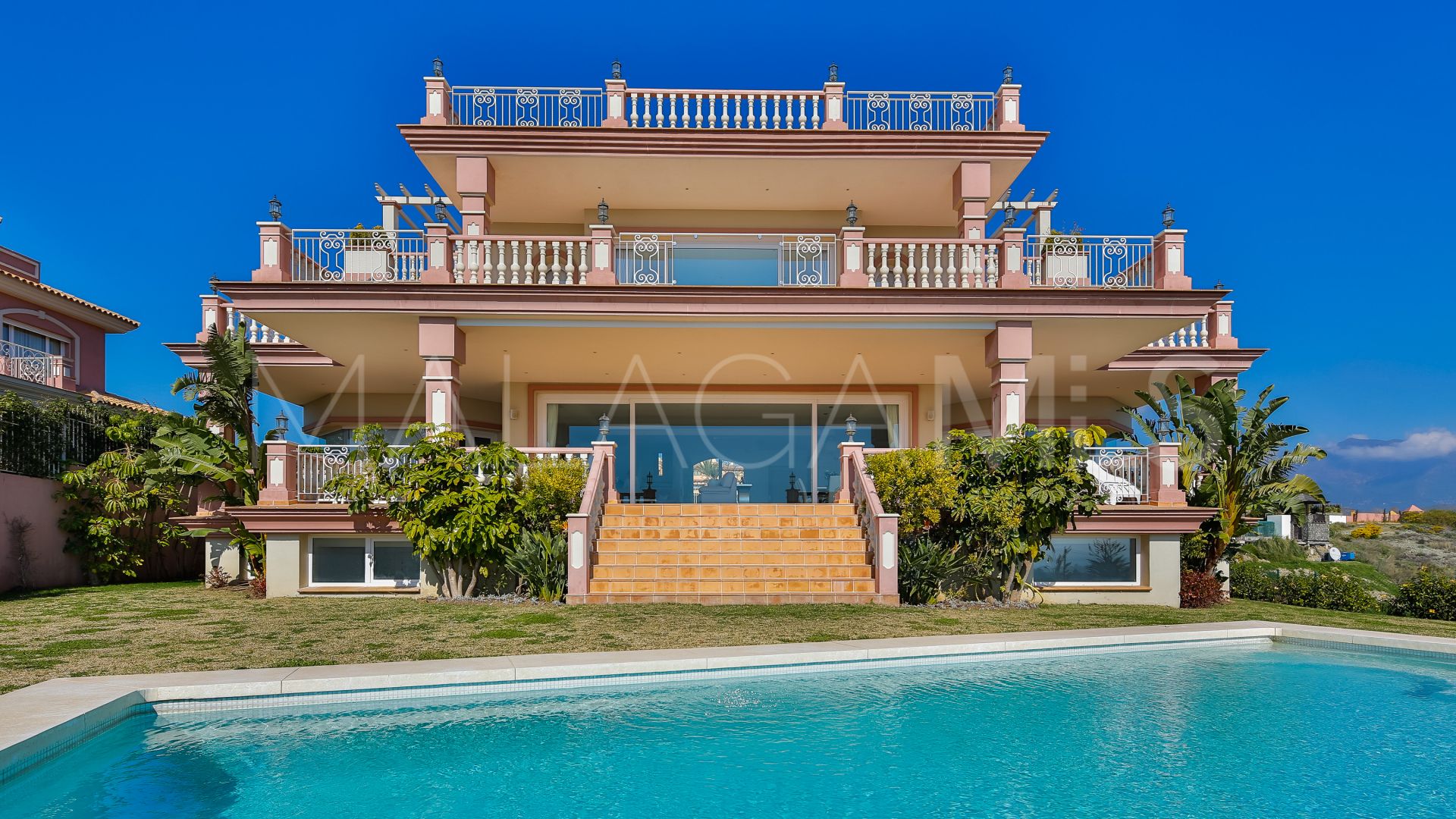 Se vende villa in Los Flamingos Golf with 8 bedrooms