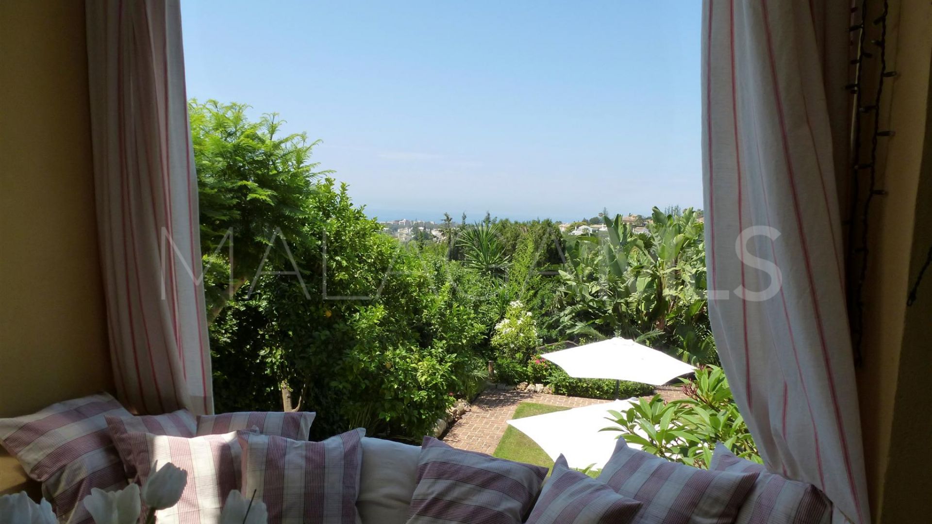 Villa for sale in Elviria