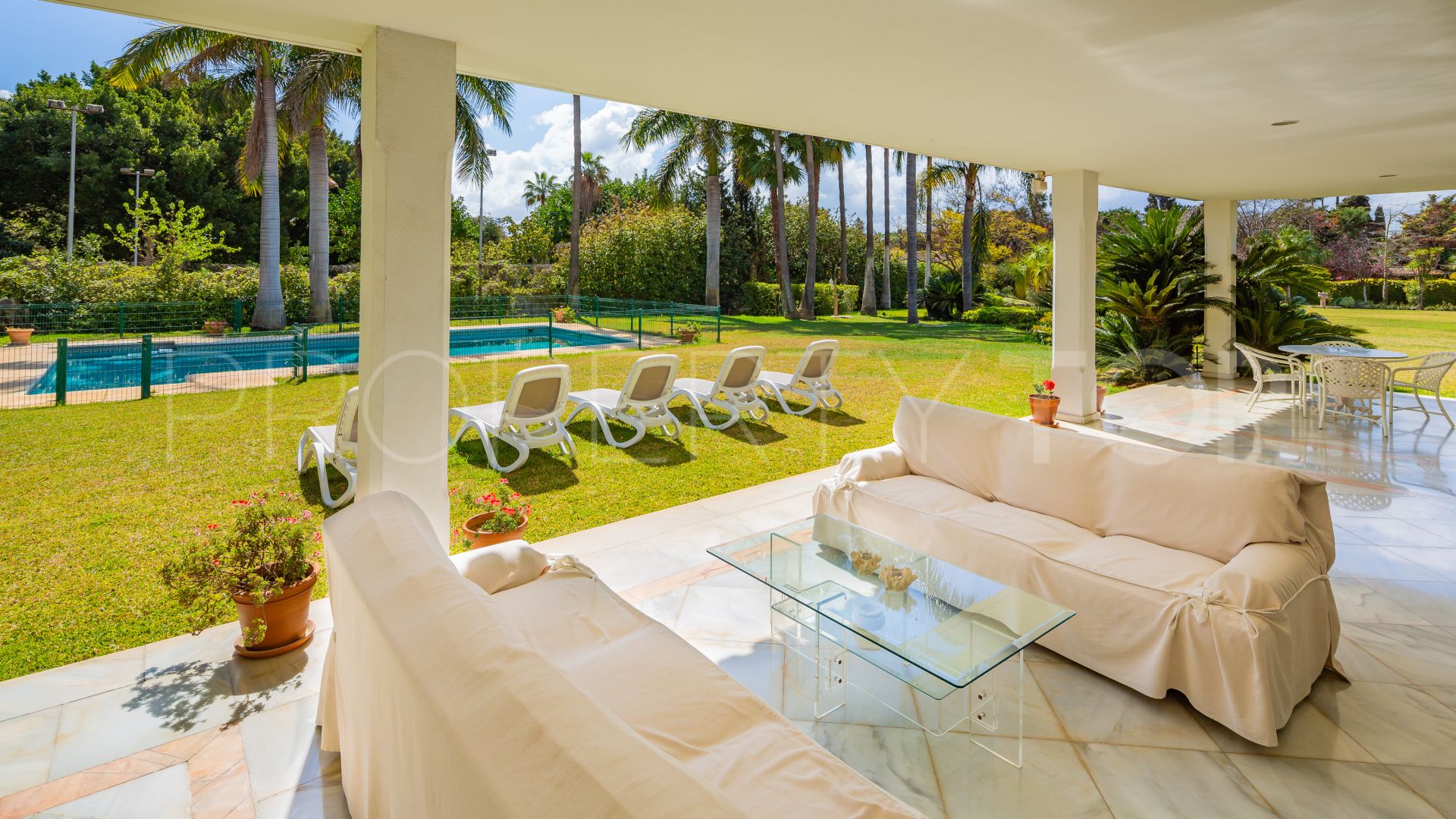 Villa a la venta con 8 dormitorios en Guadalmina Baja