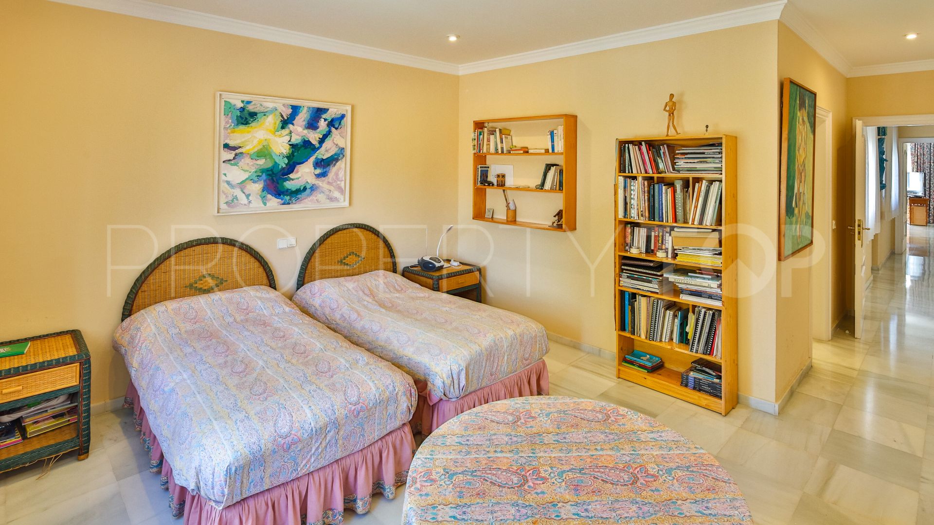 Villa a la venta con 8 dormitorios en Guadalmina Baja