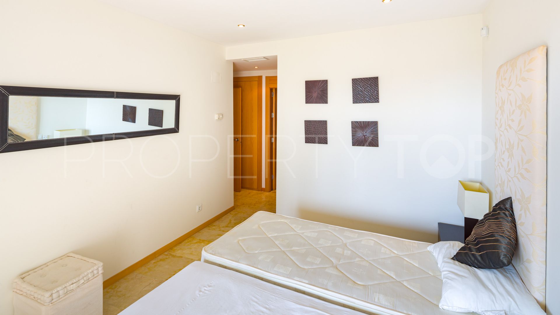 Se vende apartamento en Los Monteros de 3 dormitorios