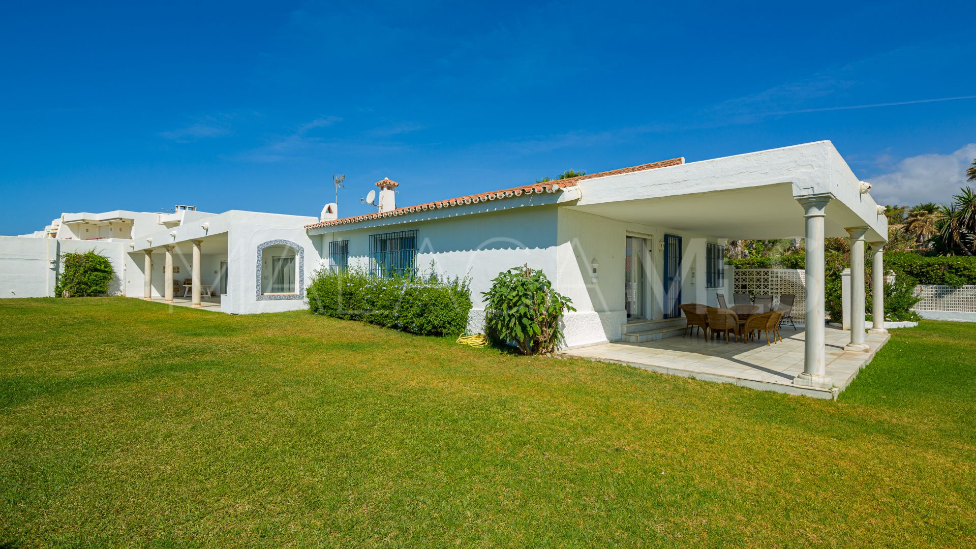 Villa for sale in Guadalmina Baja