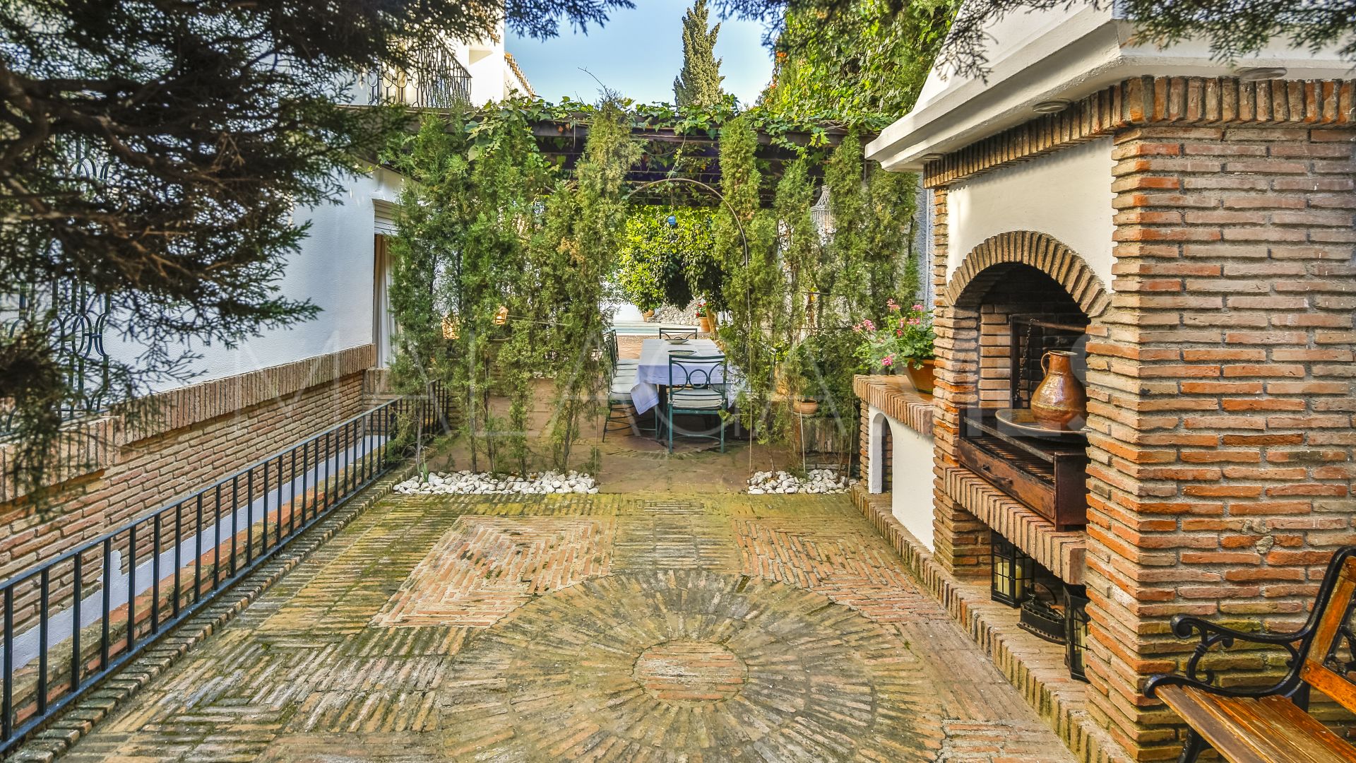 Villa for sale in Los Monteros