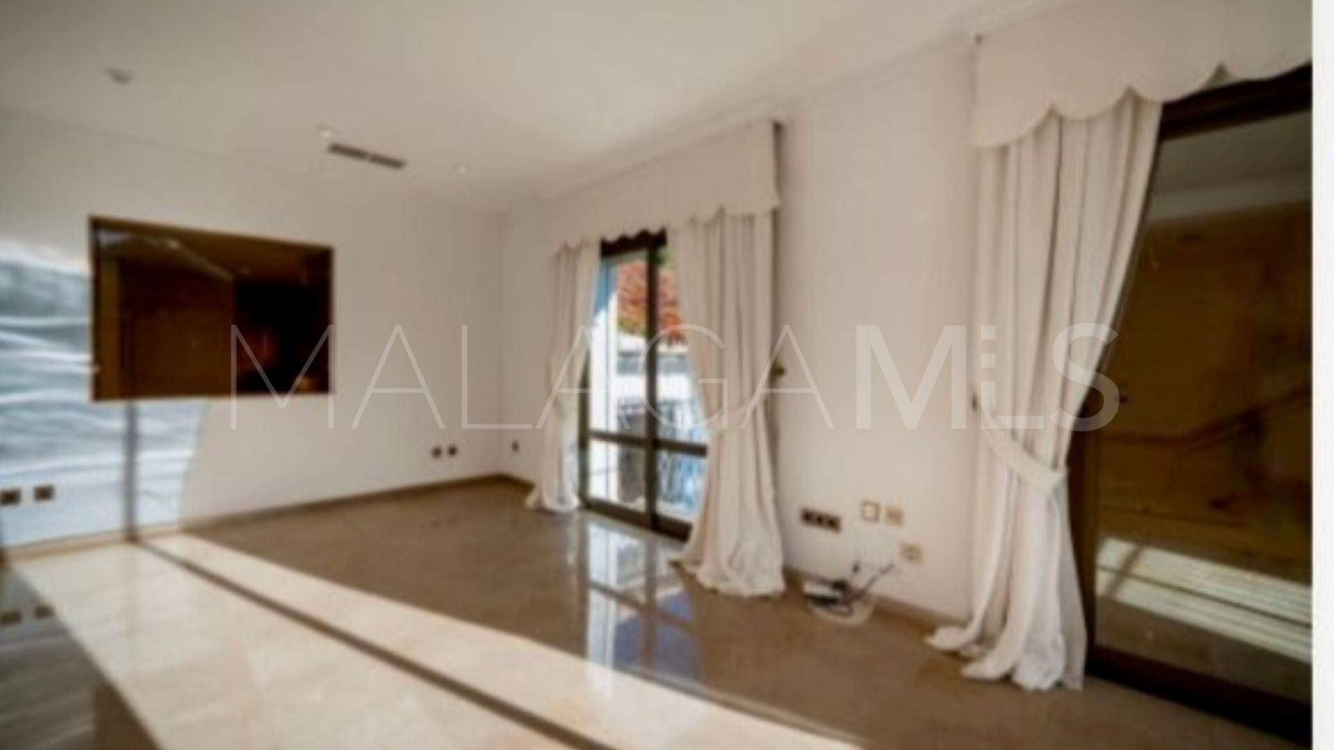 Villa for sale in Los Monteros