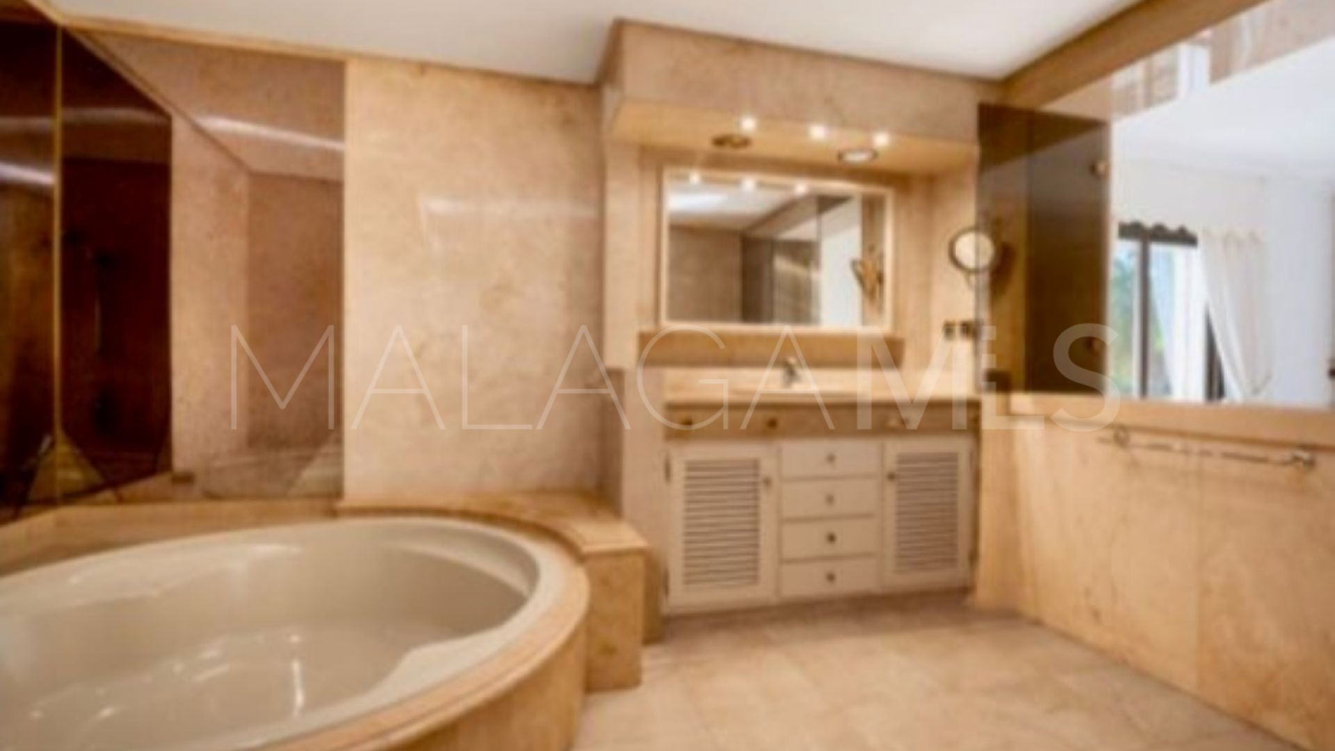 Villa for sale in Los Monteros